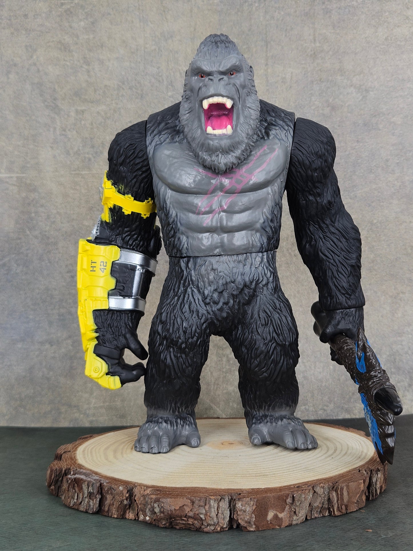 Godzilla X Kong The New Empire Gaint Kong 25 CM with weapons | premium figure