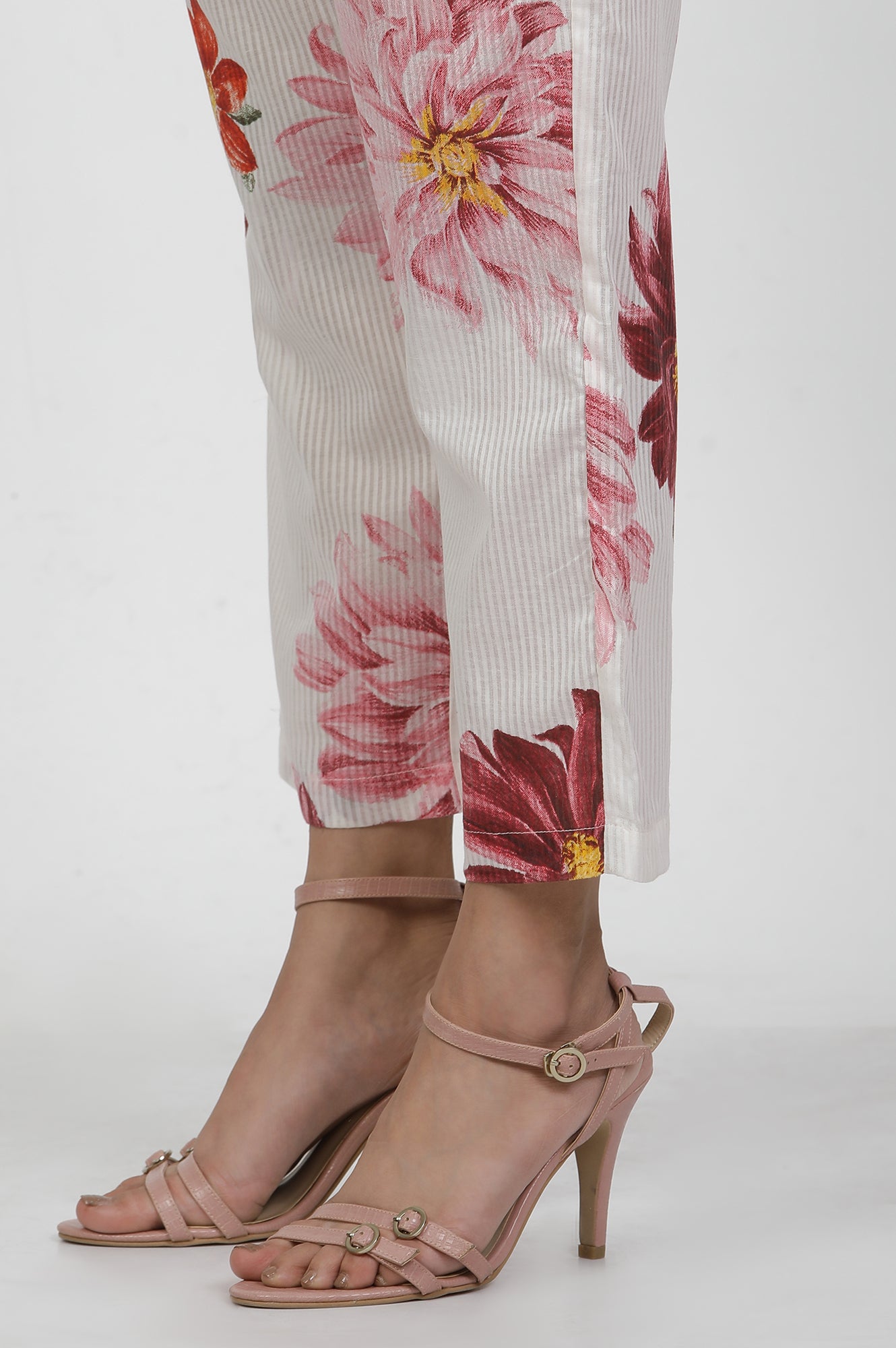 W for Woman White Bold Floral Printed Kurta And Pants Co-Ord Set