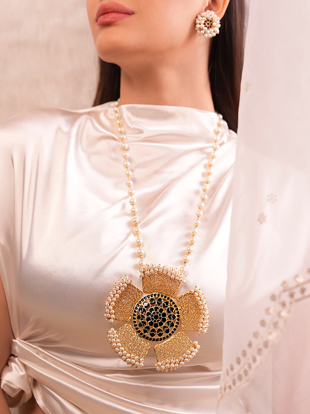 Aira White Pearl Necklace Set With Flower Pendant