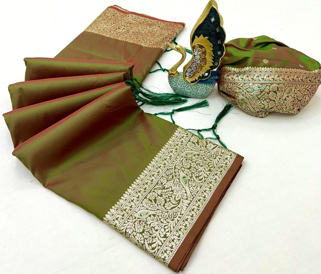 Mameraa Sarees Green Soft Banarasi Silk Fabric Saree With Natural Zari Weaving In Gala Border-Green