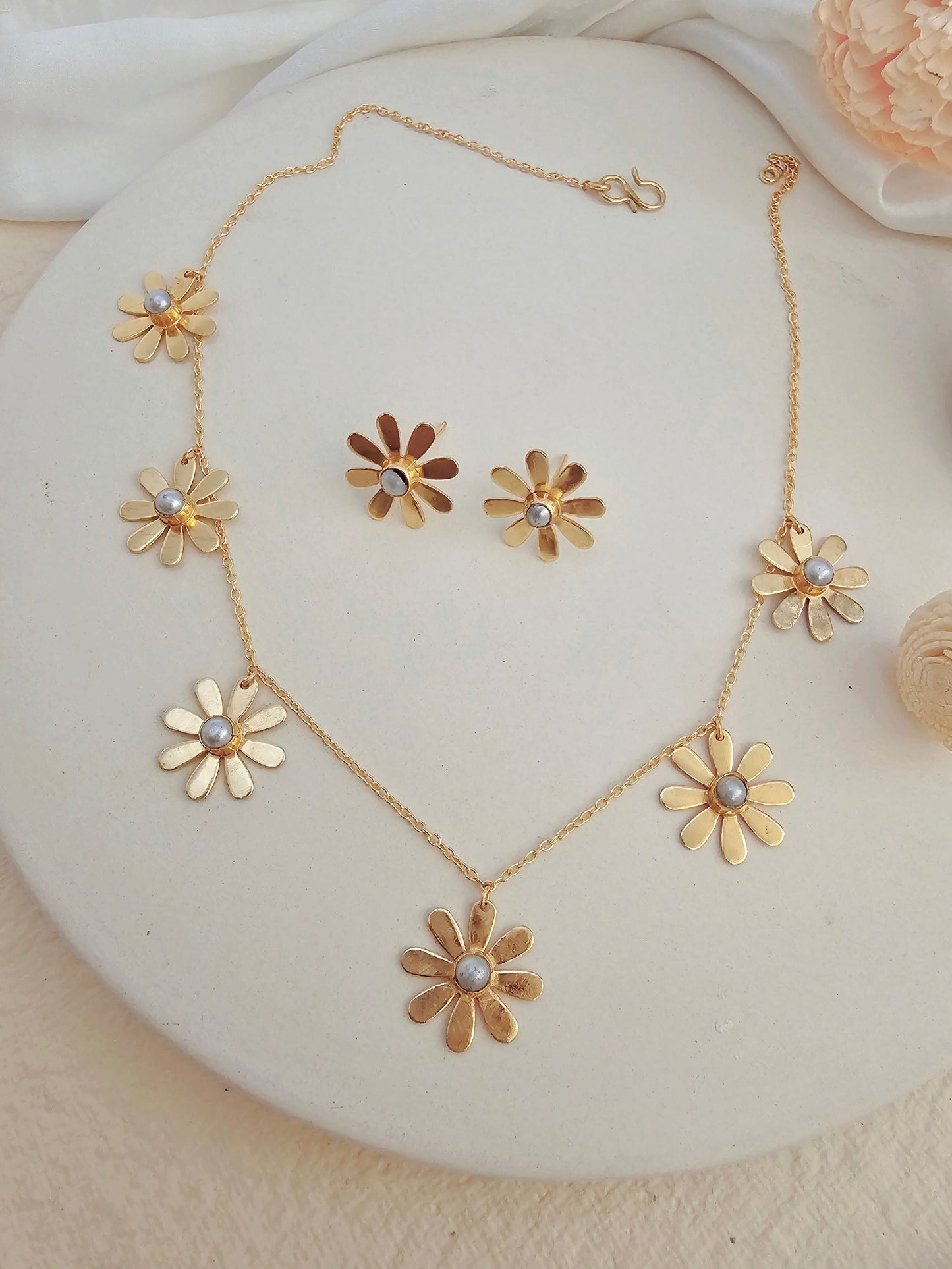 Binnis wardrobe Gold plated flower shaped necklace set