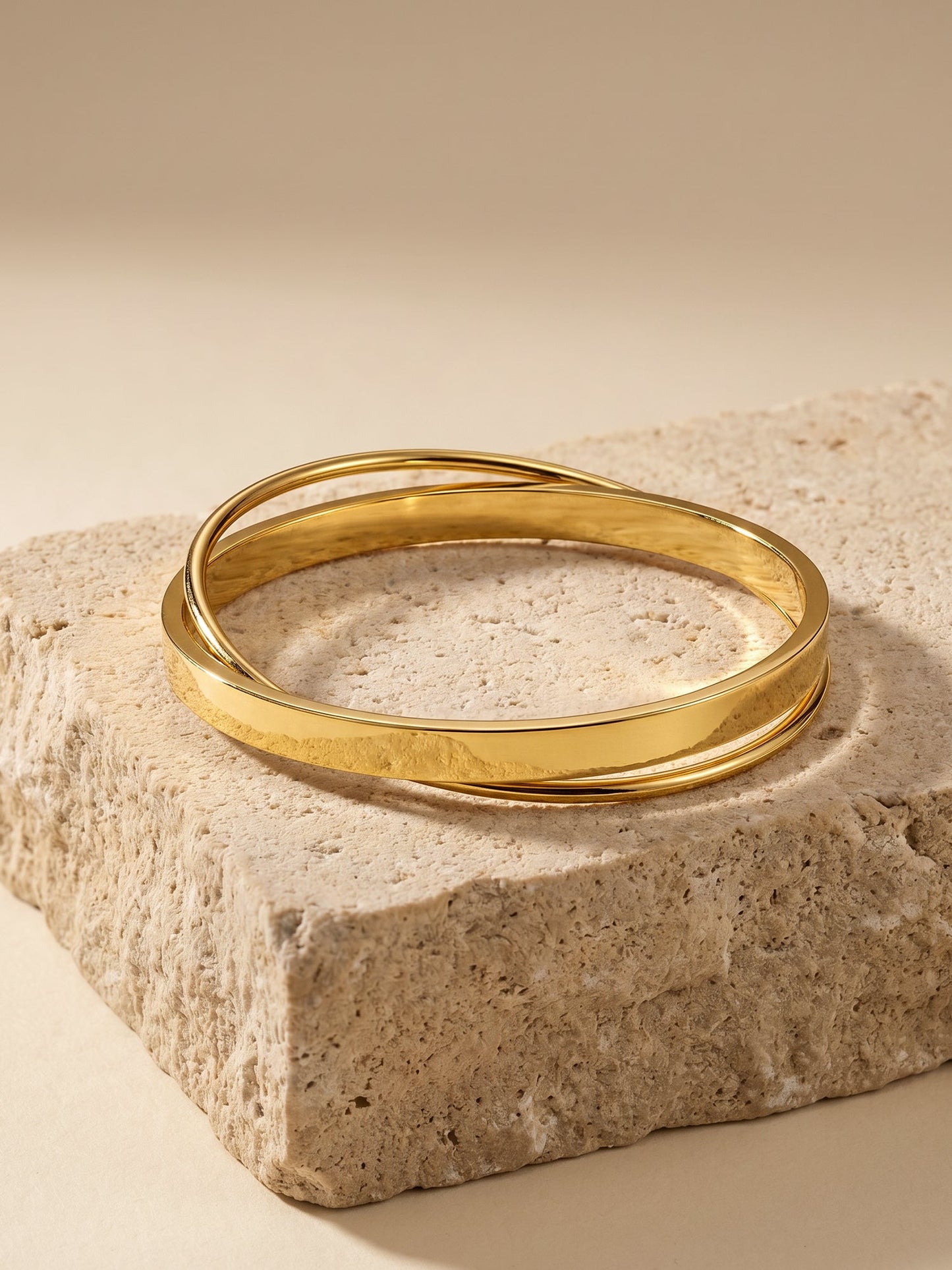 OnnMe by GIVA Classic Round Gold Plated Bracelet