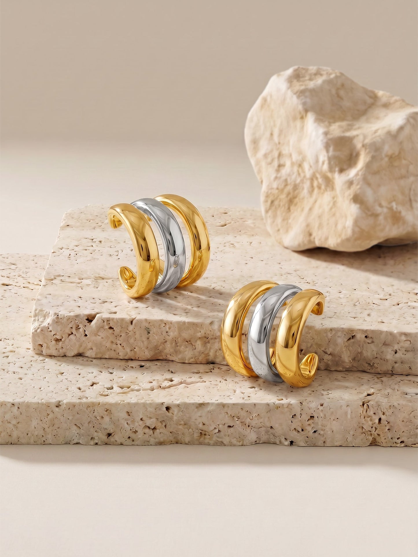 OnnMe by GIVA Curve Dual Tone Ear Earrings