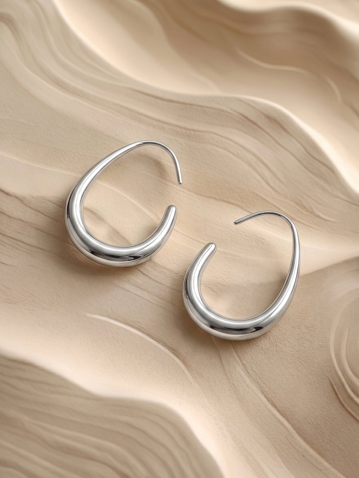 OnnMe by GIVA Bare Curve Rhodium Plated Earrings