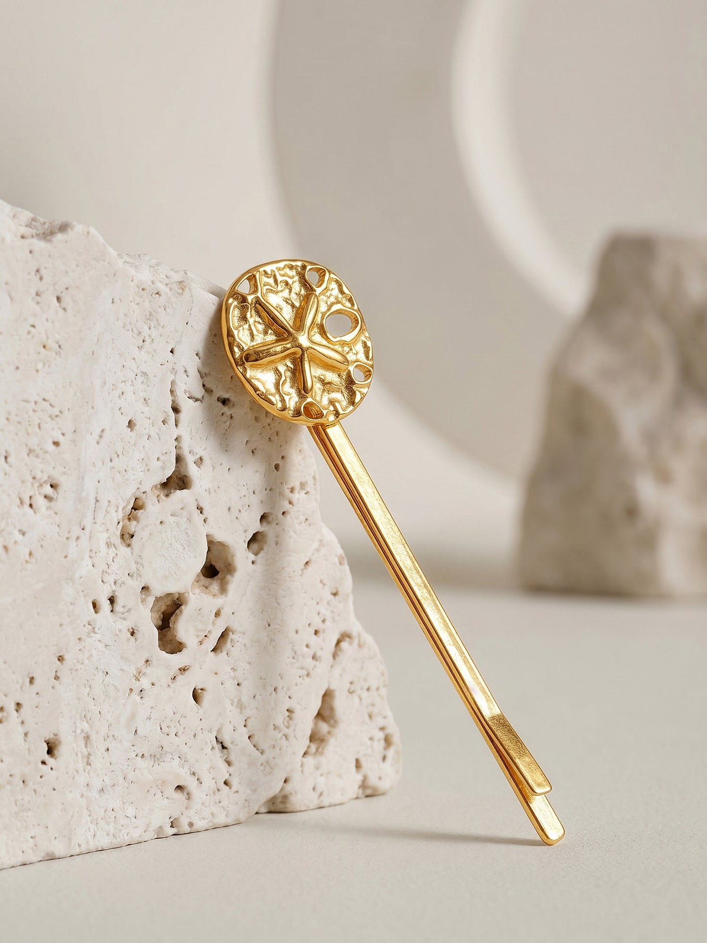OnnMe by GIVA Ancient Coin Gold Plated Hair Clip