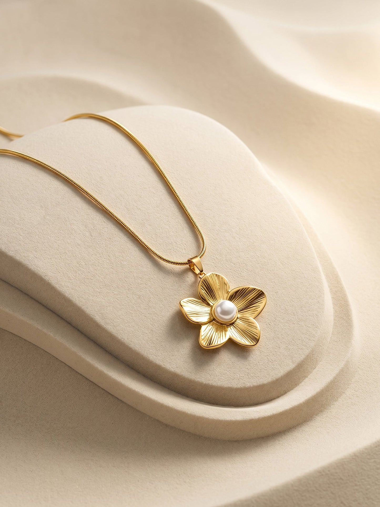 OnnMe by GIVA Bloom Pop Gold Plated Pendant with Link Chain