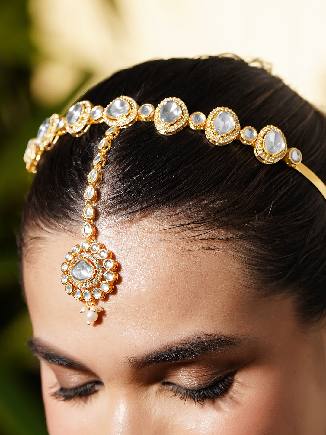 Gold Toned White Studded Kundan Mathapatti