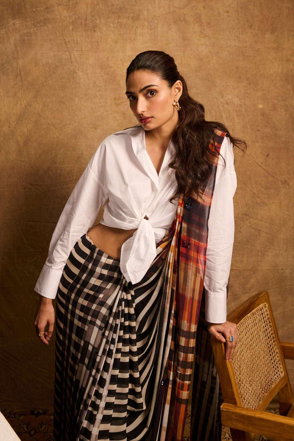 Athiya Shetty In Pearls des Celeste Twisted Hoops Earrings