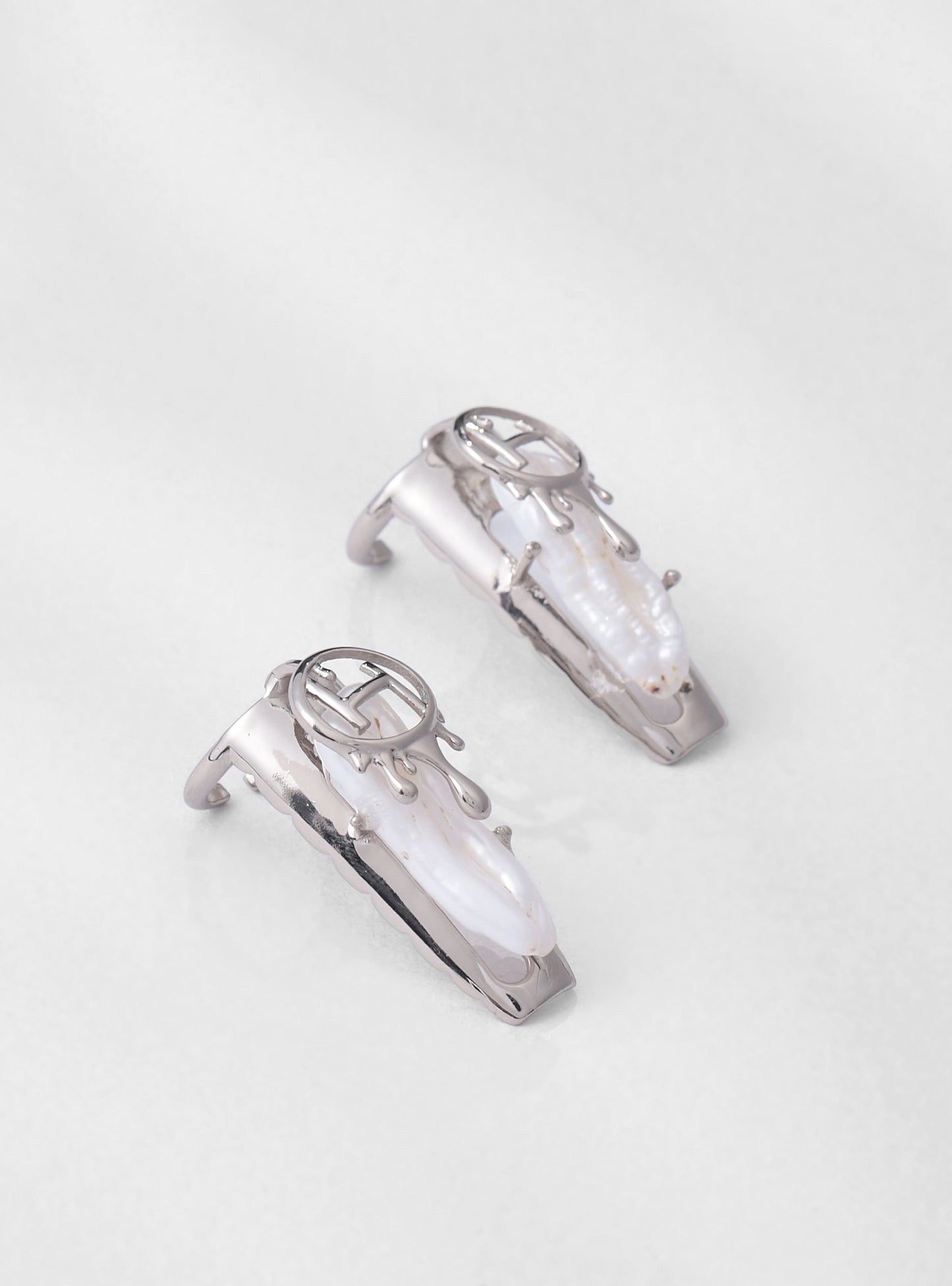 Drip OH Pearl Fingertip Ring In Silver