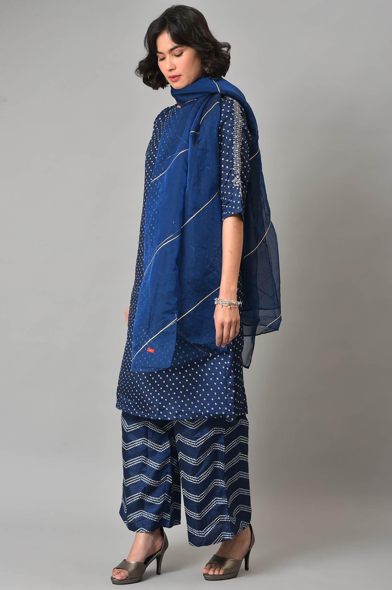 W for Woman Blue Bandhani Printed kurta With Bandhani Pants And Organza Dupatta
