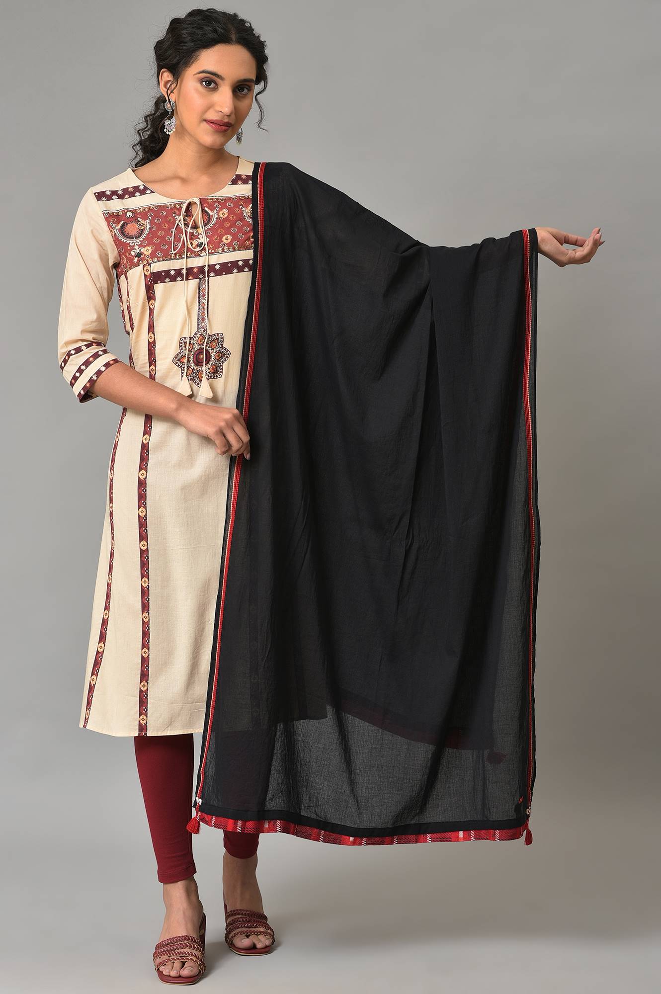W for Woman Black Solid Dupatta With Yarn-Dyed Border