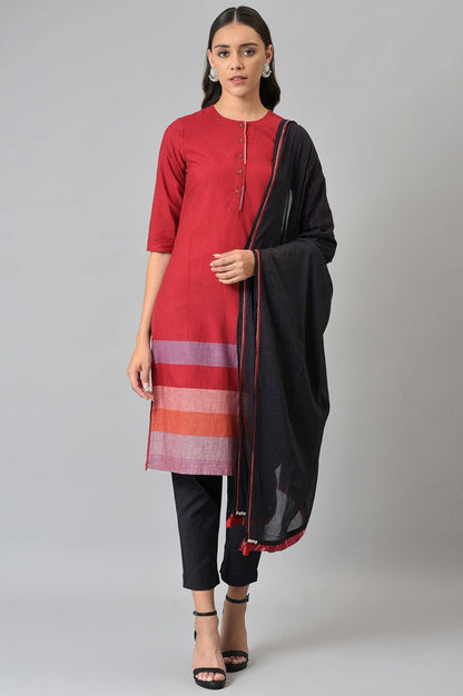 W for Woman Red Dobby kurta In Round Neck With Black Slim Pants And Dupatta