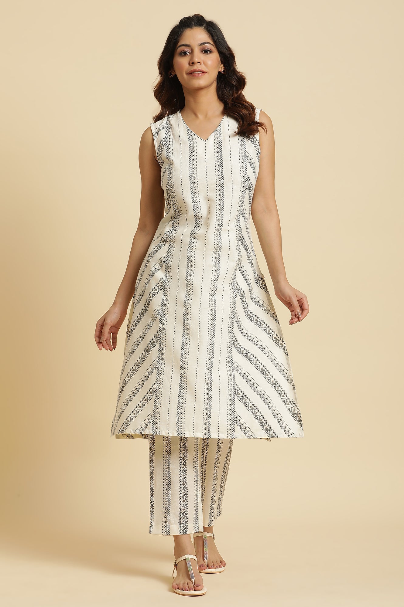 W for Woman Ecru Printed Kurta & Pants Co-Ord Set With Kantha Detail