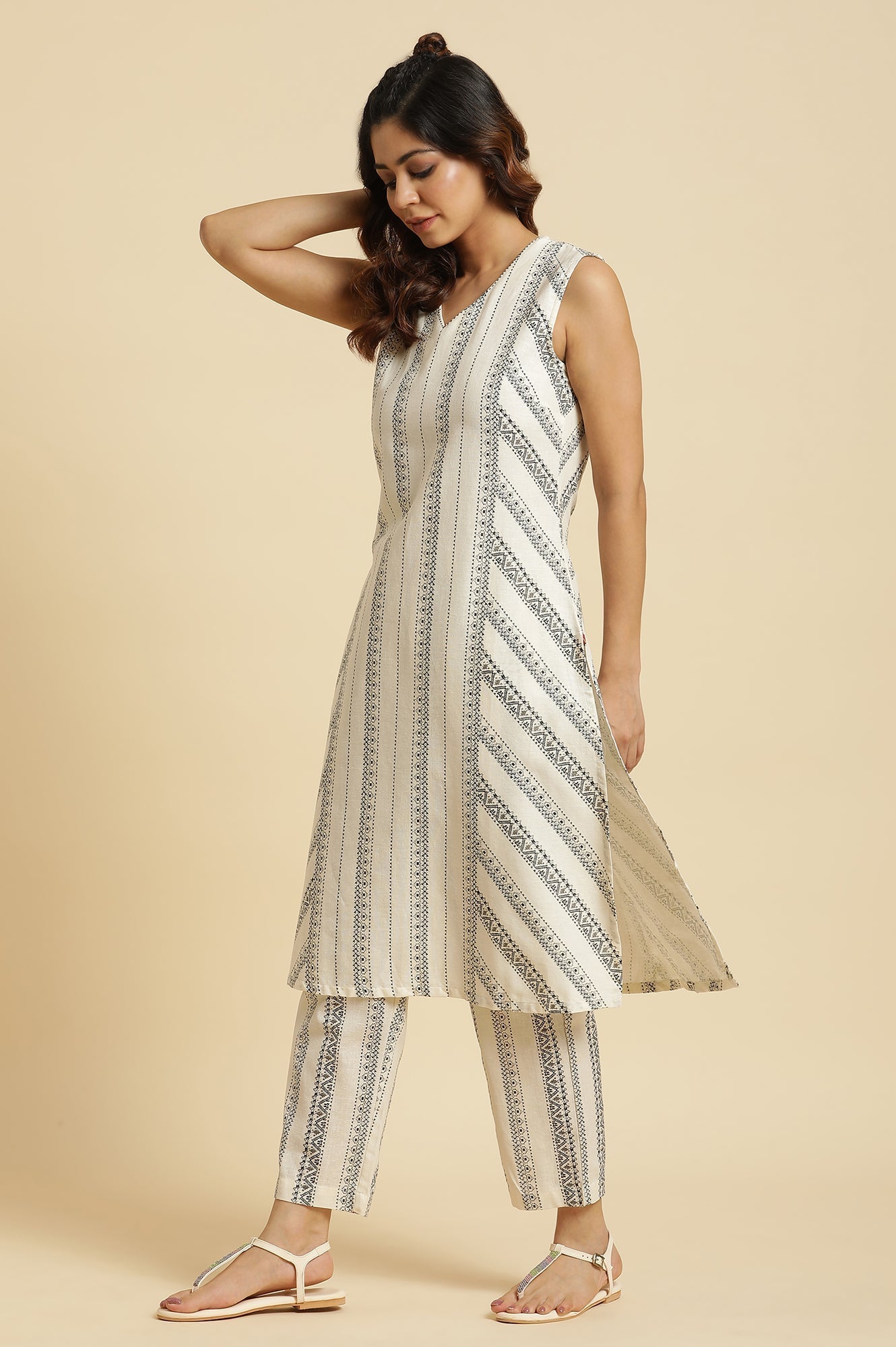 W for Woman Ecru Printed Kurta & Pants Co-Ord Set With Kantha Detail