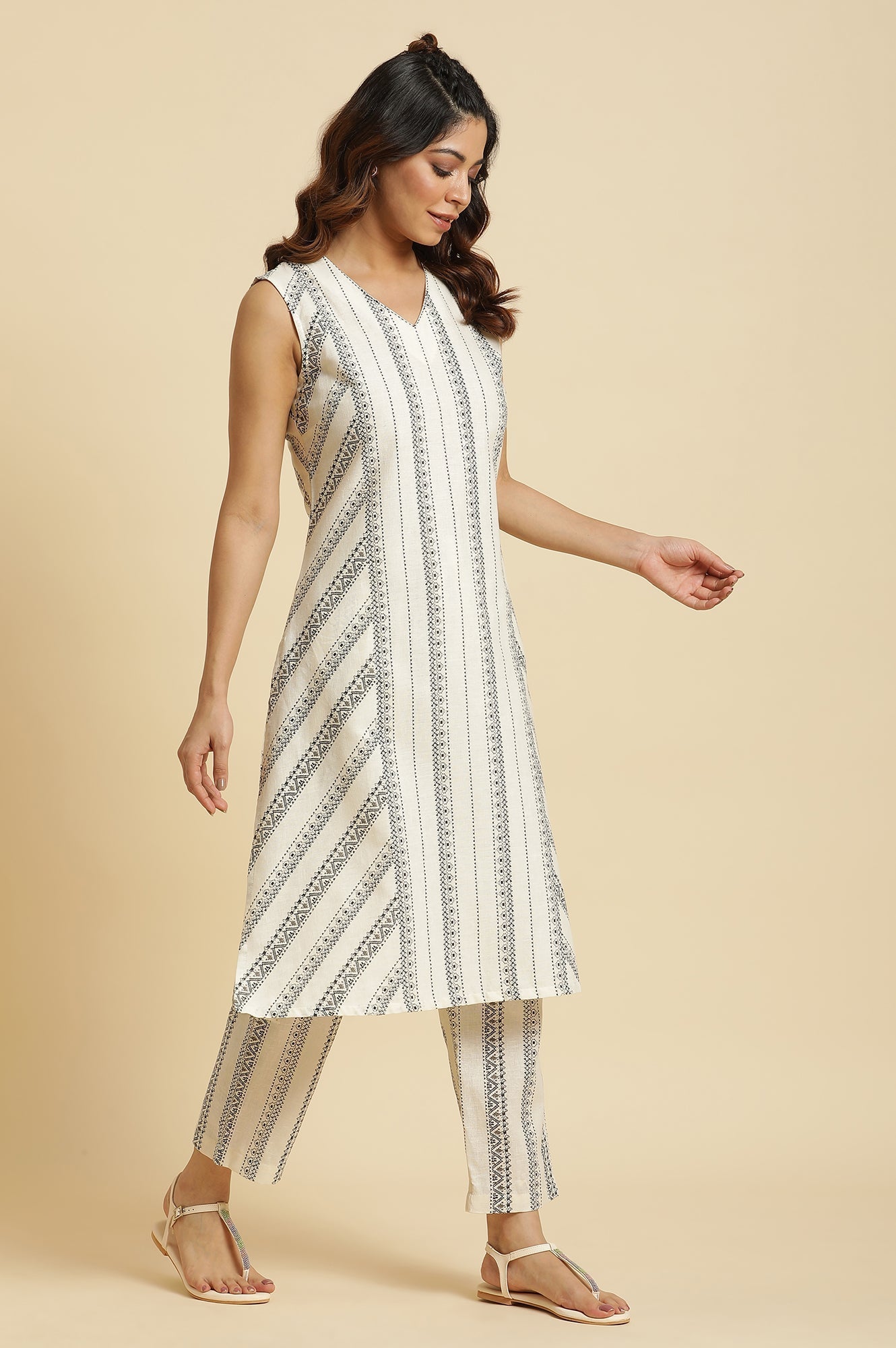 W for Woman Ecru Printed Kurta & Pants Co-Ord Set With Kantha Detail