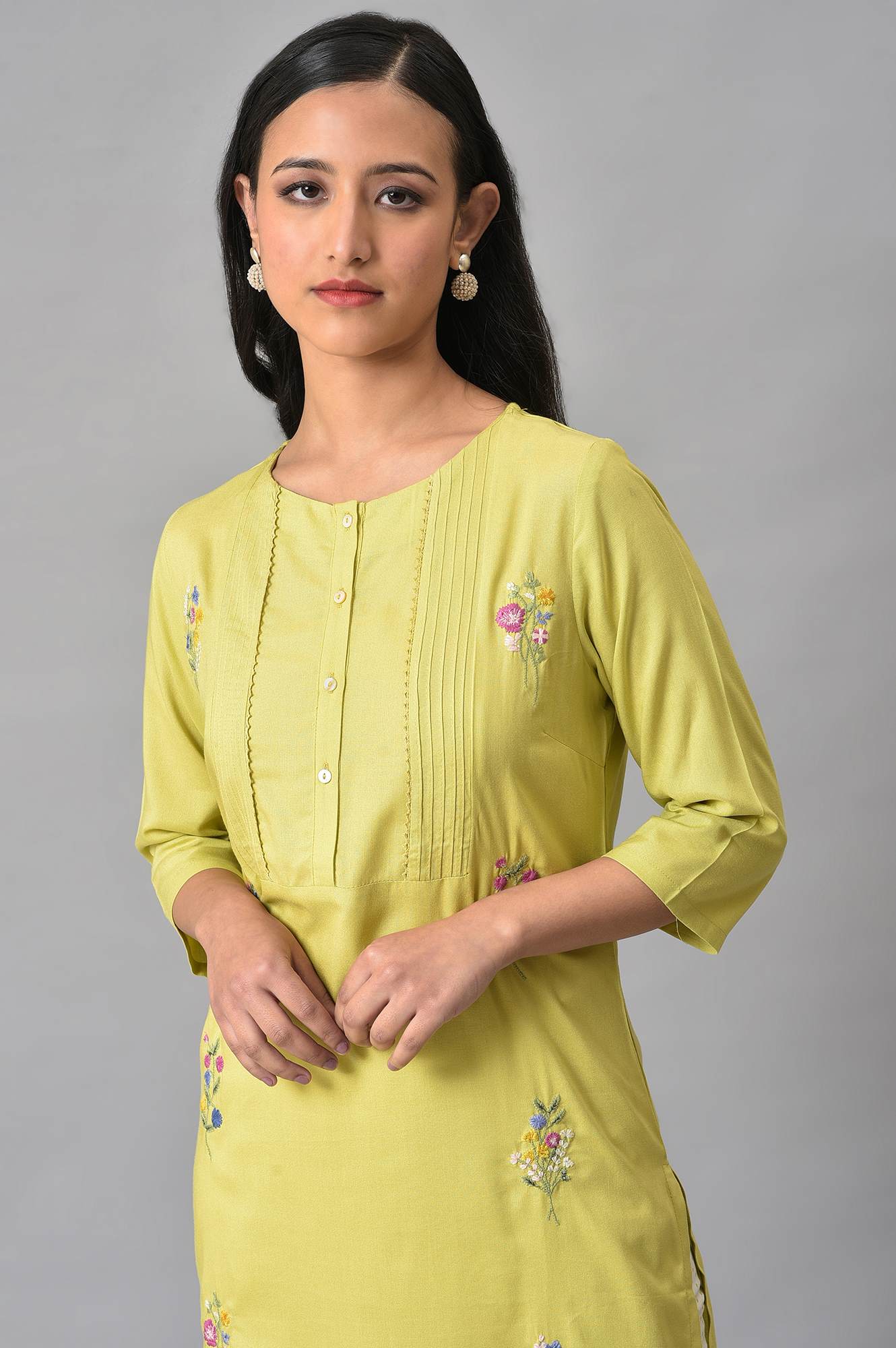 W for Woman Light Green Solid Thread Embroidered Rayon Straight Kurta and Straight Pant Set
