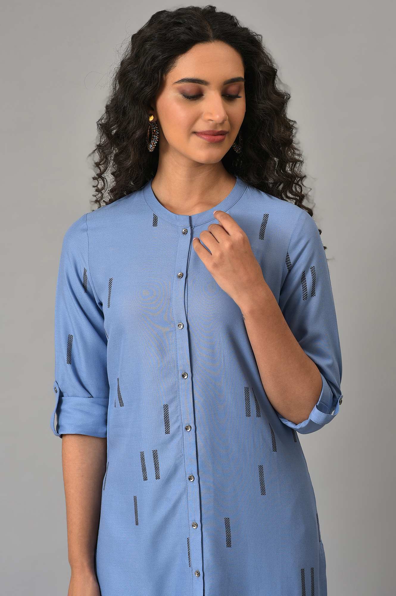 W for Woman Blue Geometric Printed Straight Kurta with Parallel Pant Set