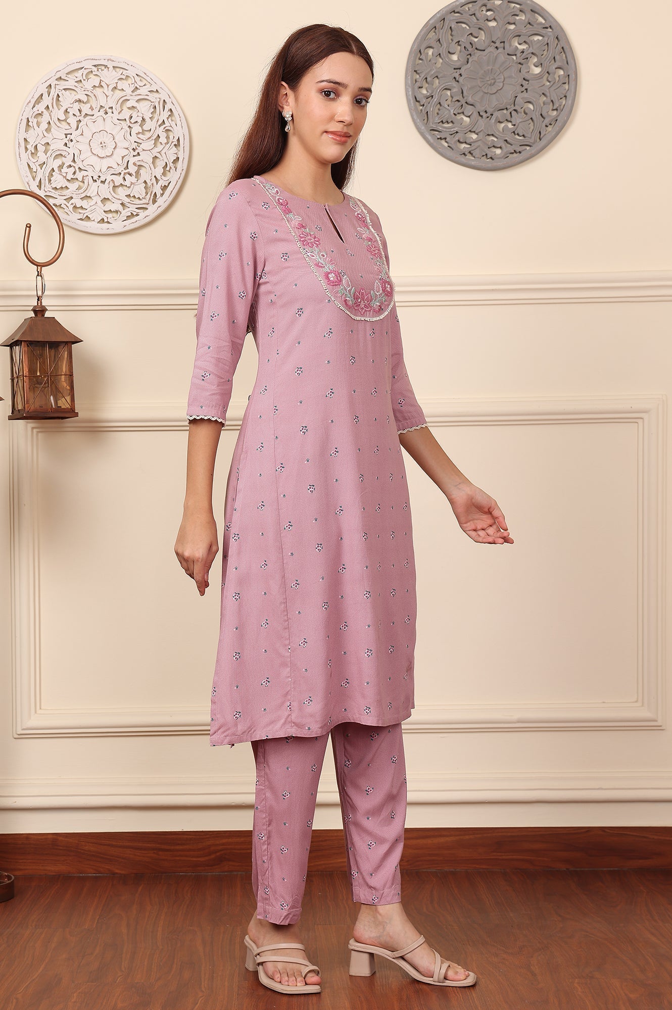 W for Woman Pink Floral Printed Thread Embroidered Rayon Kurta And Pants Co-Ord Set