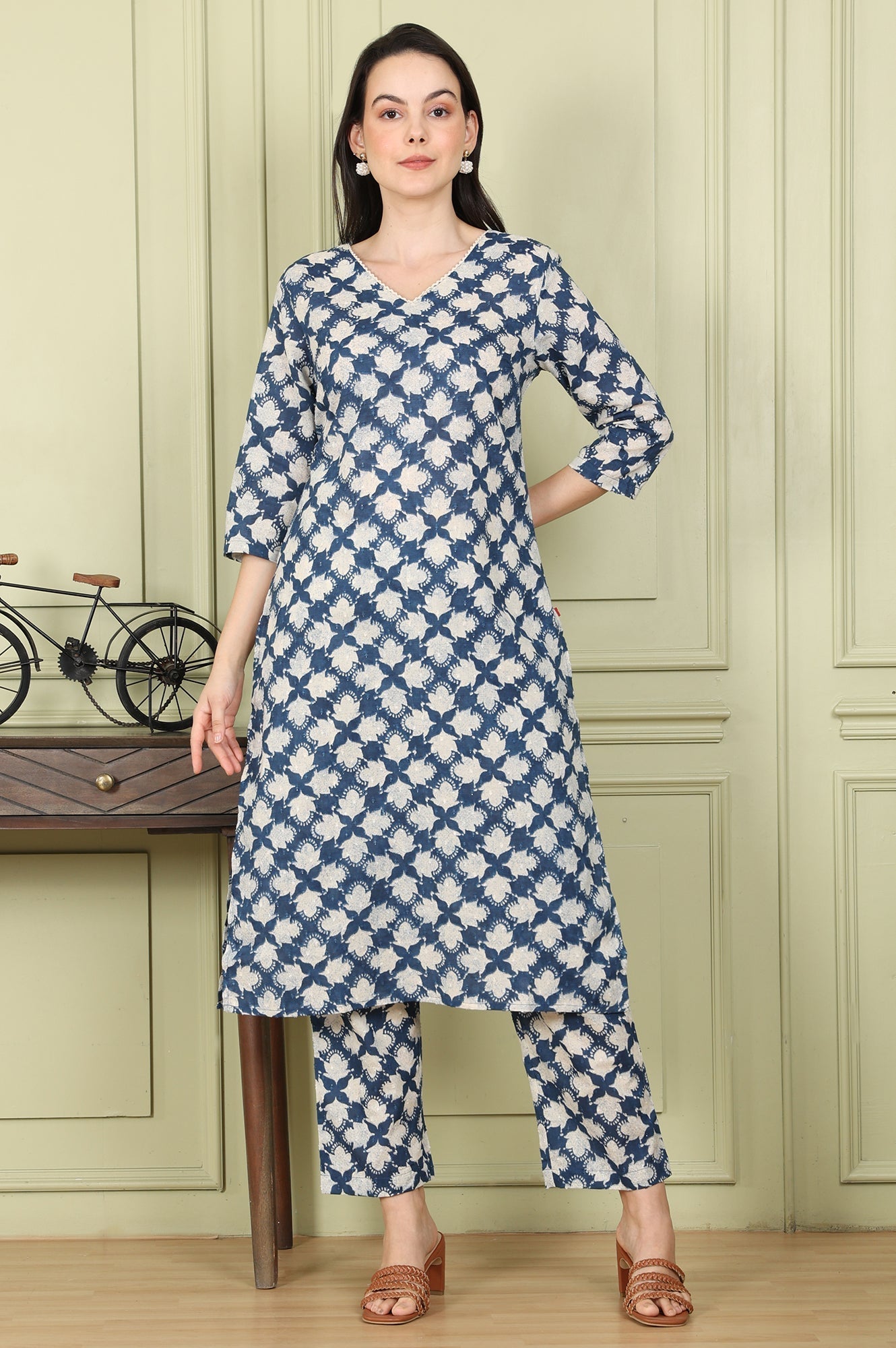 W for Woman Blue Floral Printed Cotton Blend Straight Kurta And Pants Co-Ord Set