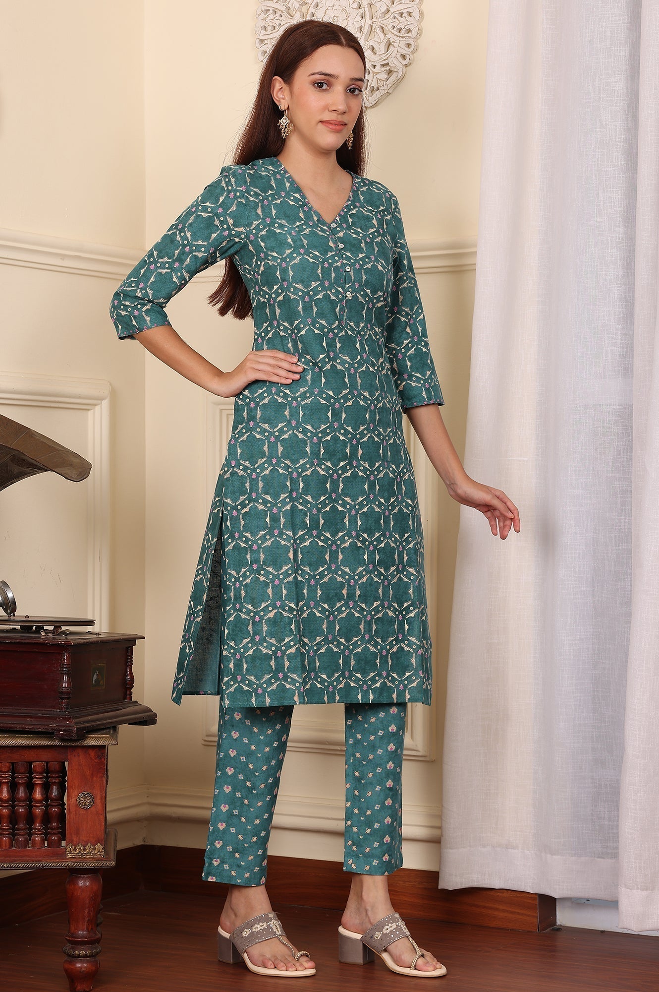 W for Woman Forest Green Geometric Printed Rayon Straight Kurta And Pants Co-Ord Set