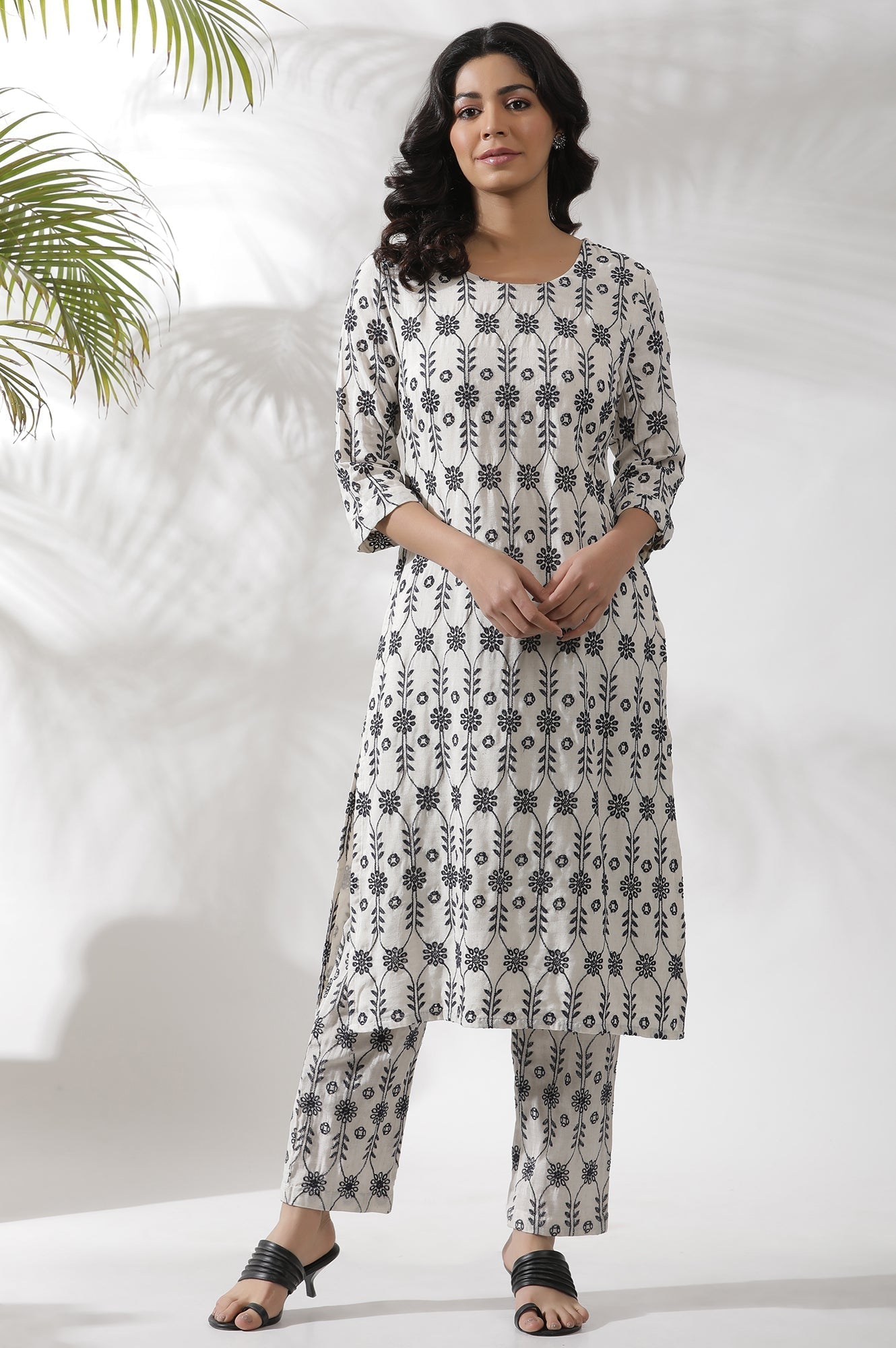 W for Woman Off-White Thread Embroidered Straight Kurta