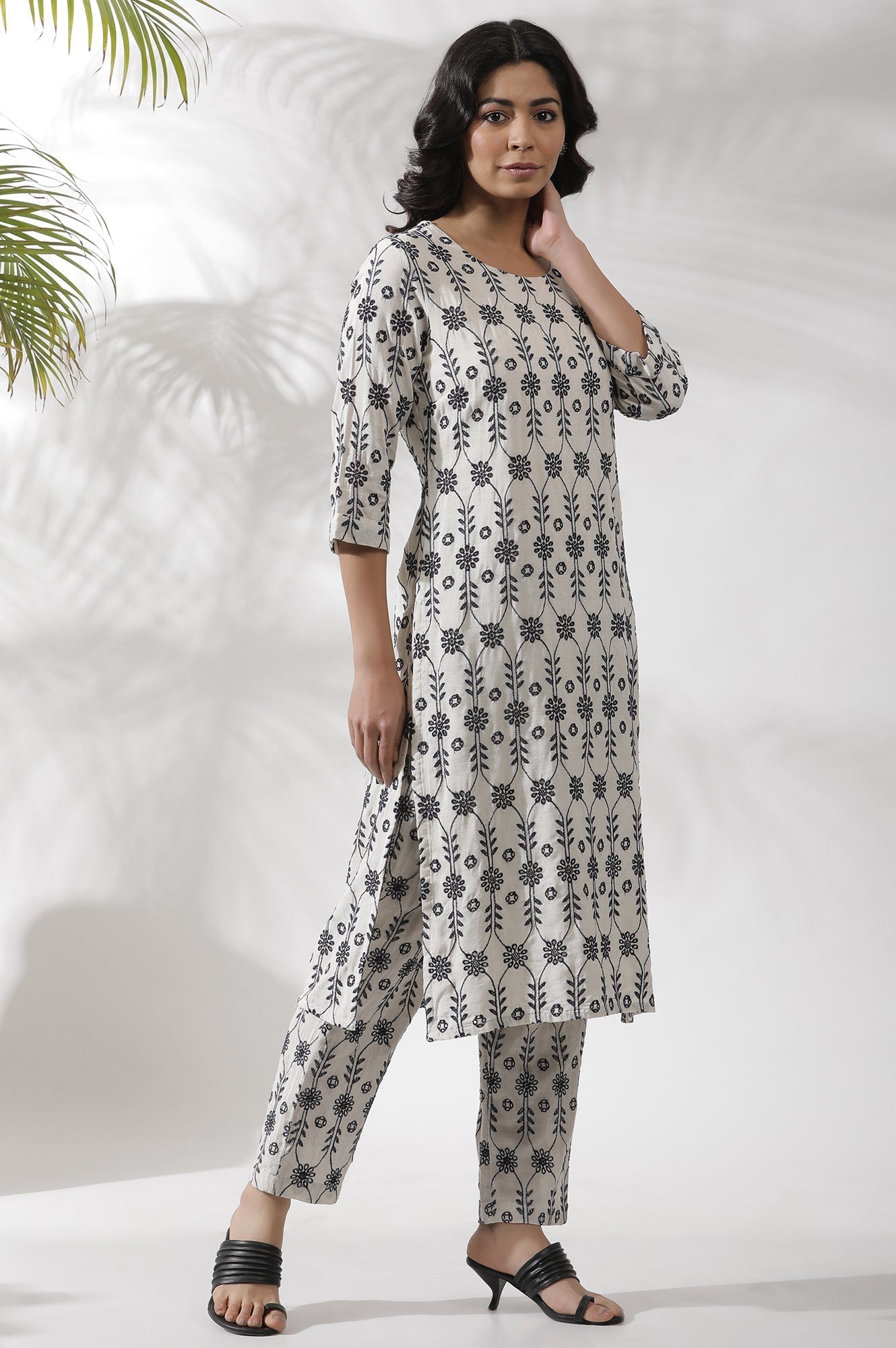 W for Woman Off-White Thread Embroidered Straight Kurta