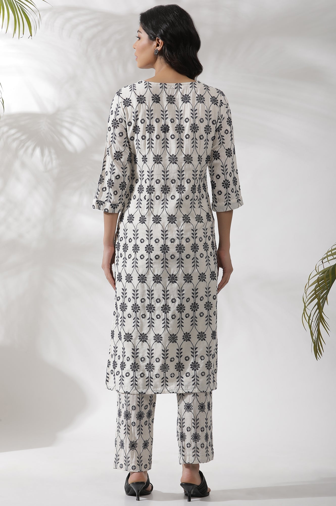 W for Woman Off-White Thread Embroidered Straight Kurta