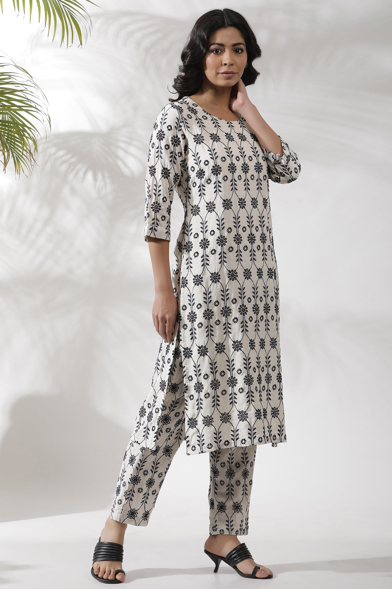 W for Woman Off-White Floral Embroidered Kurta And Pants Co-Ord Set