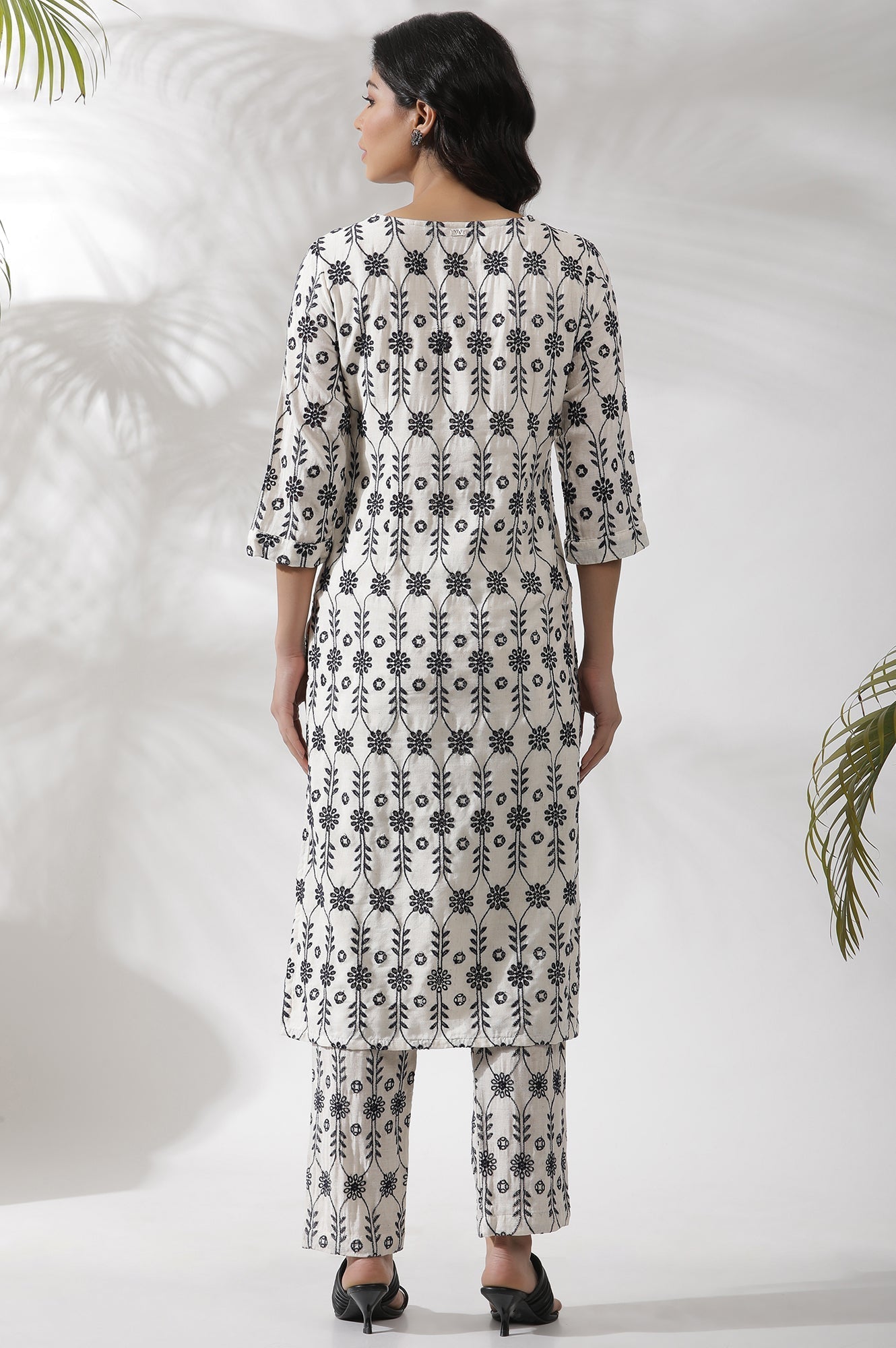 W for Woman Off-White Floral Embroidered Kurta And Pants Co-Ord Set