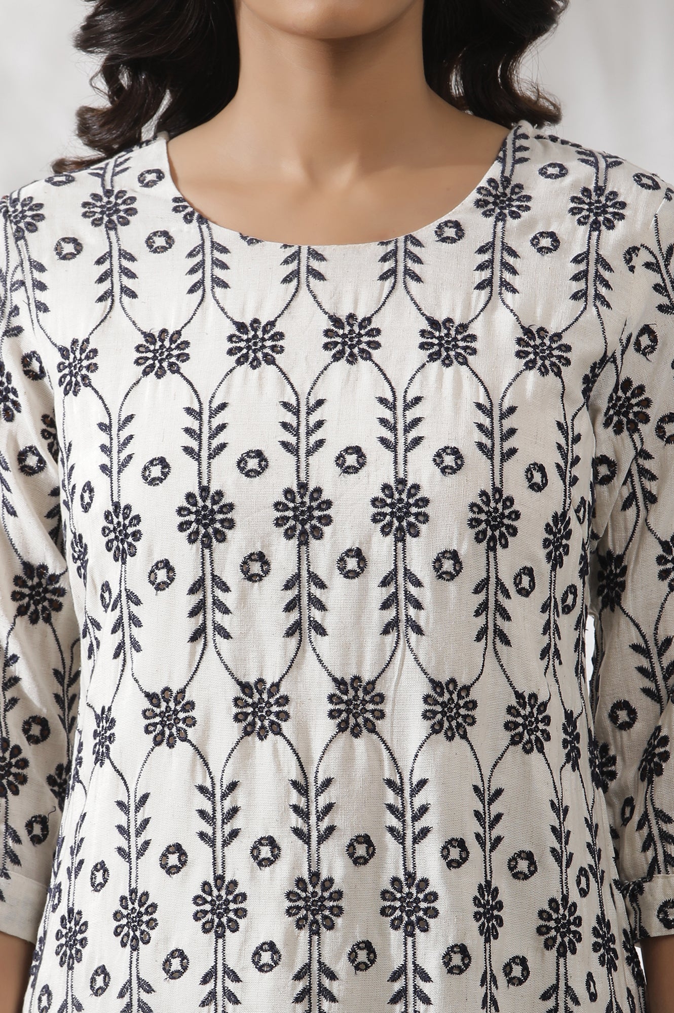 W for Woman Off-White Floral Embroidered Kurta And Pants Co-Ord Set
