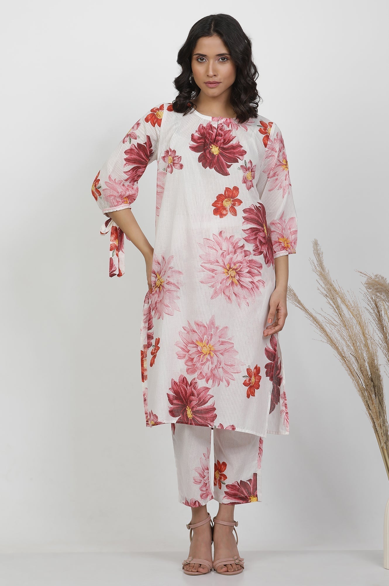 W for Woman White Bold Floral Printed Kurta And Pants Co-Ord Set