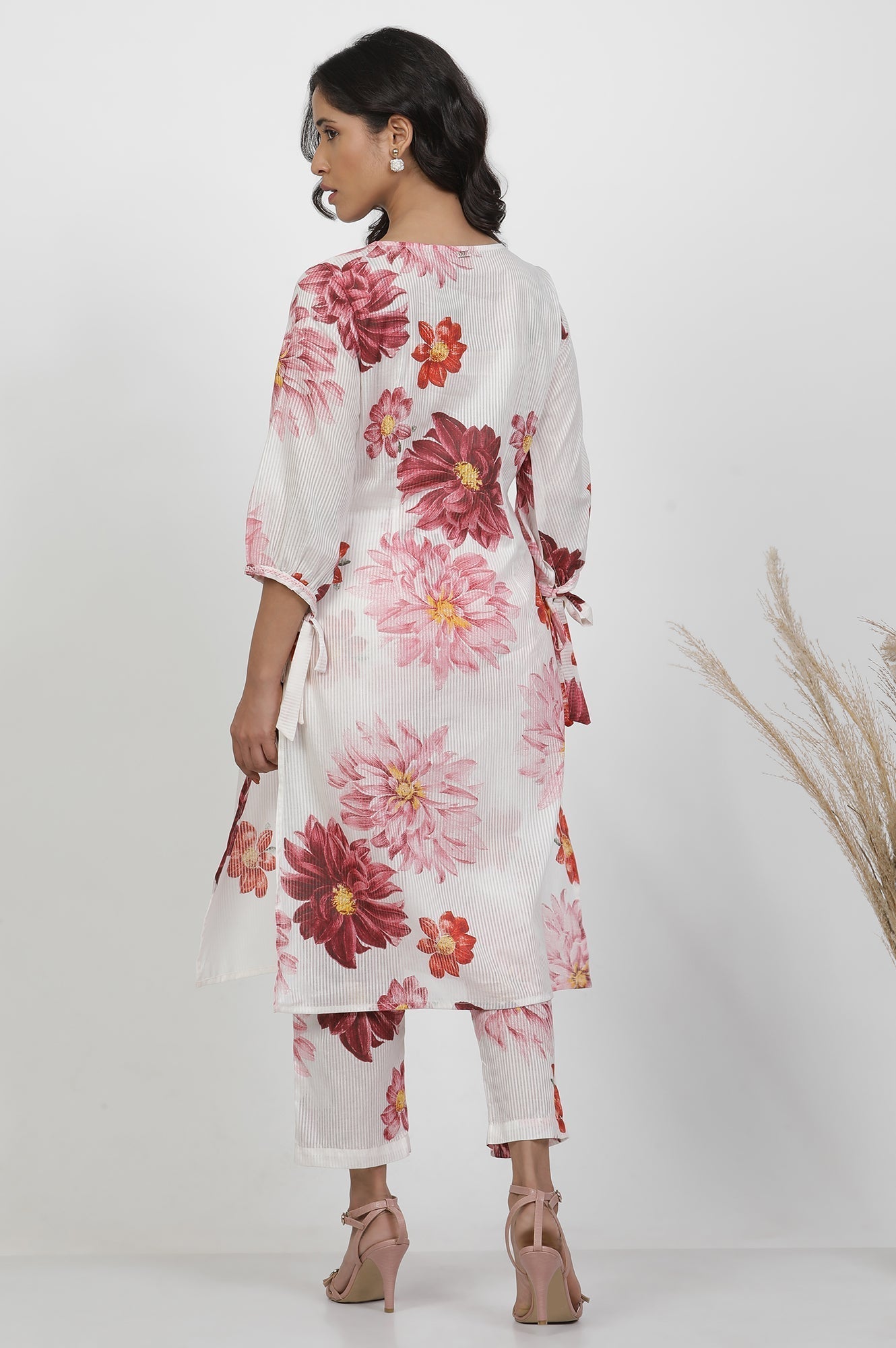 W for Woman White Bold Floral Printed Kurta And Pants Co-Ord Set