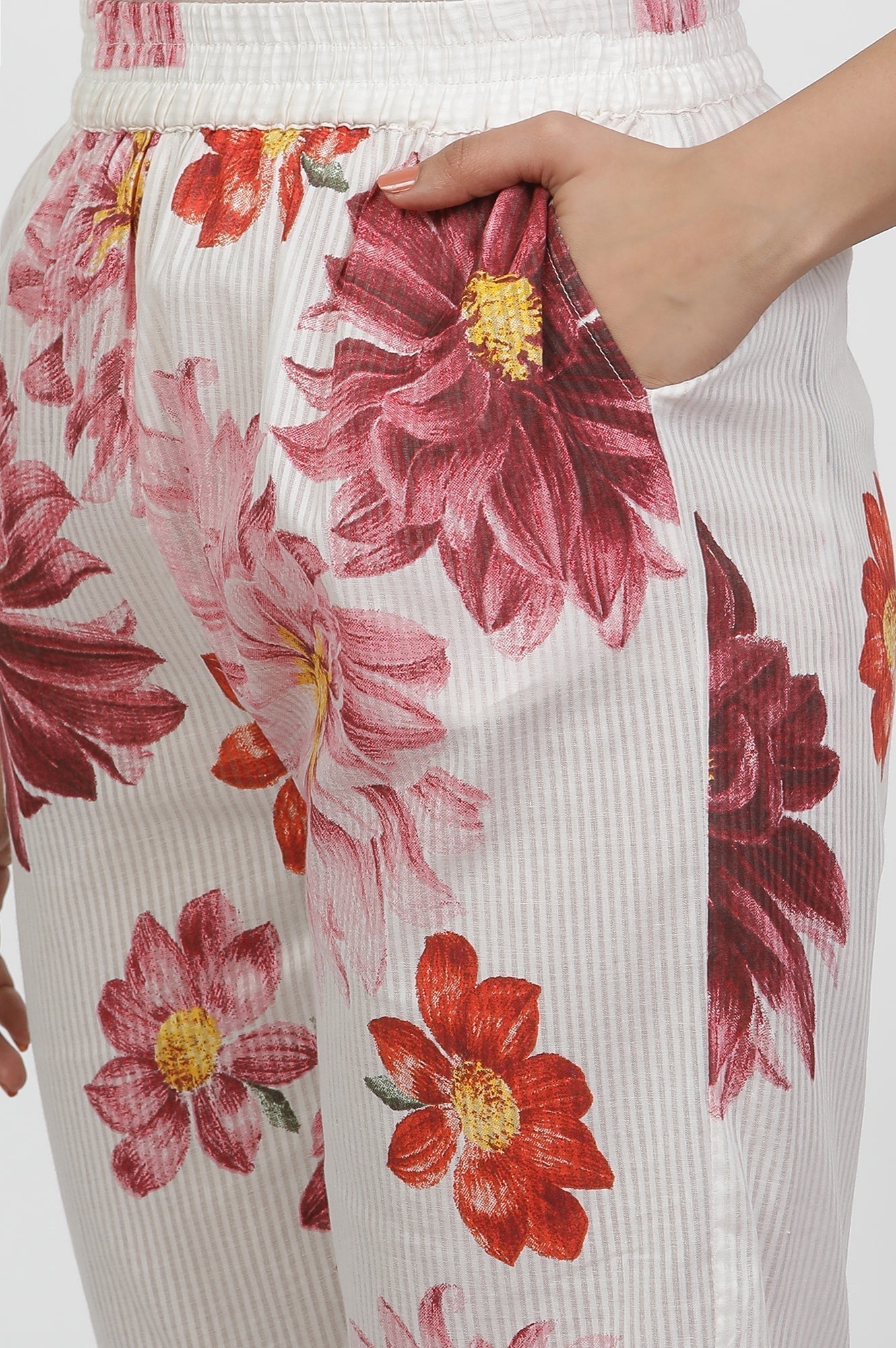 W for Woman White Bold Floral Printed Kurta And Pants Co-Ord Set