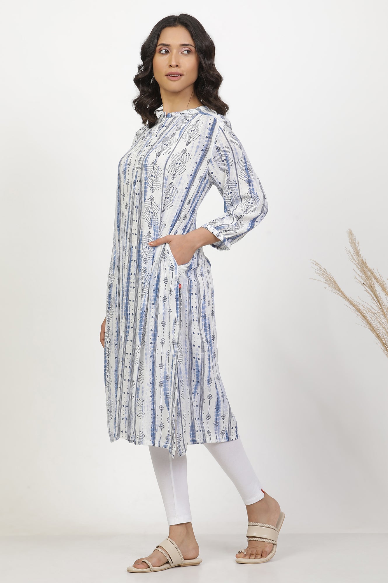 W for Woman White And Blue Printed Kurta And Pants Set