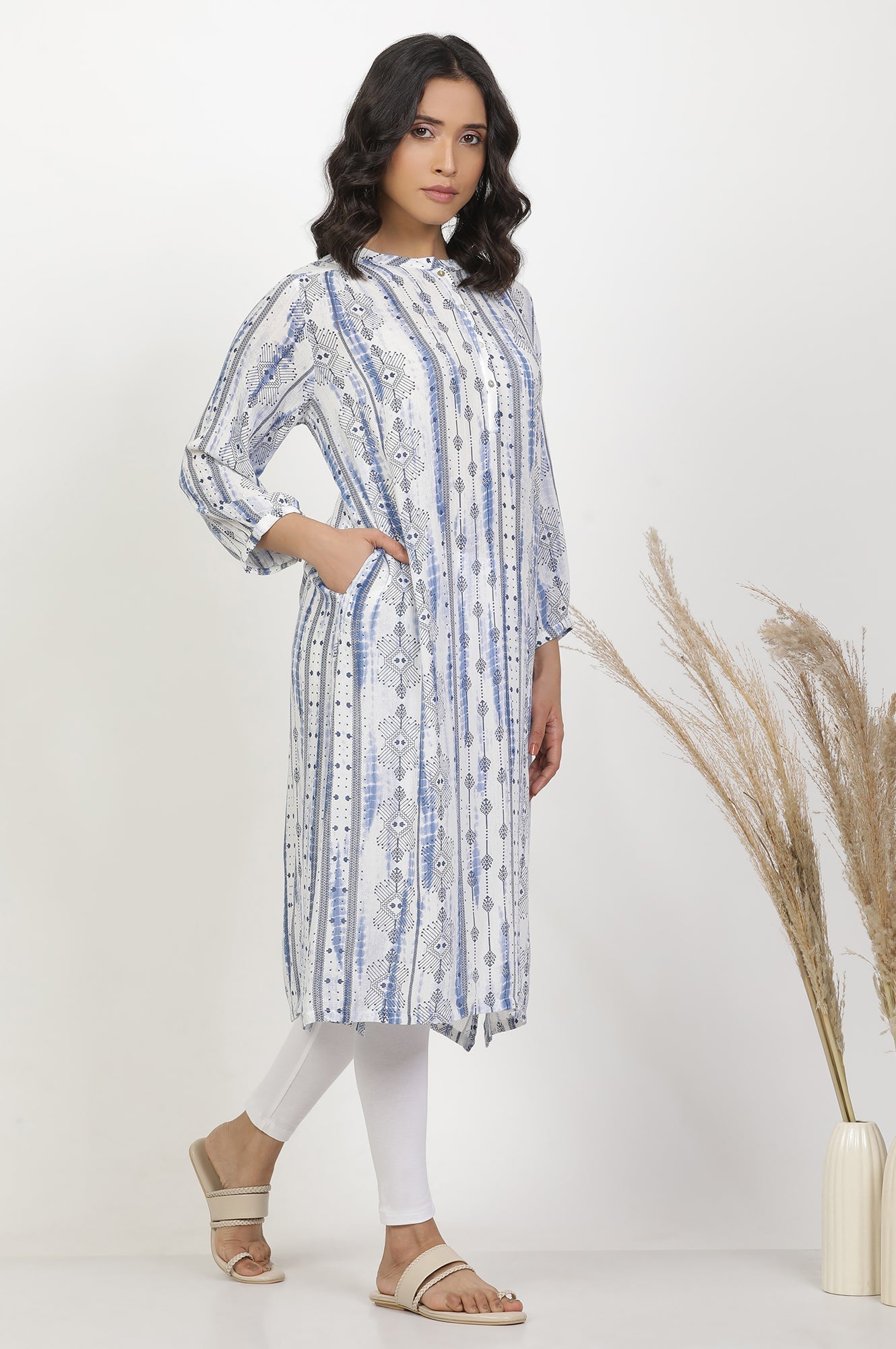 W for Woman White And Blue Printed Kurta And Pants Set