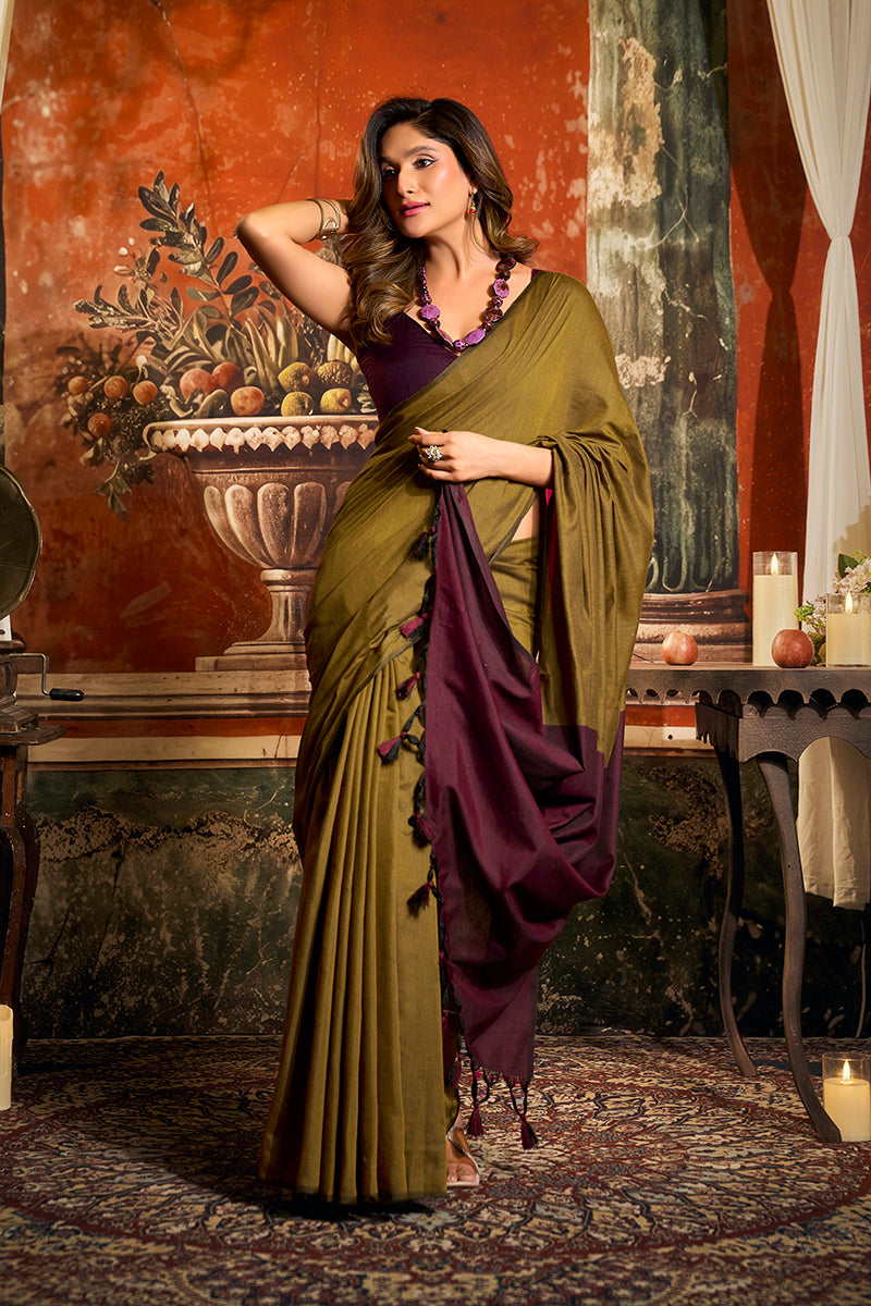 Monjolika Fashion Mehendi Green Cotton Blend Saree with Contrast Pallu & Unstiched Blouse Piece