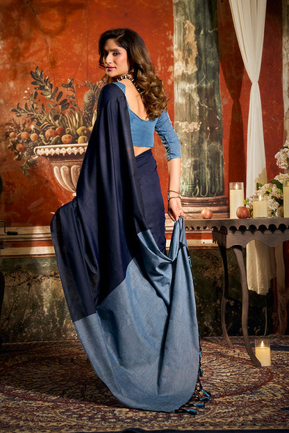 Monjolika Fashion Navy Blue Cotton Blend Saree with Contrast Pallu & Unstiched Blouse Piece