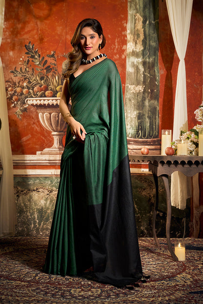 Monjolika Fashion Dark Green Cotton Blend Saree with Contrast Pallu & Unstiched Blouse Piece