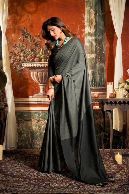 Monjolika Fashion Grey Cotton Blend Saree with Contrast Pallu & Unstiched Blouse Piece