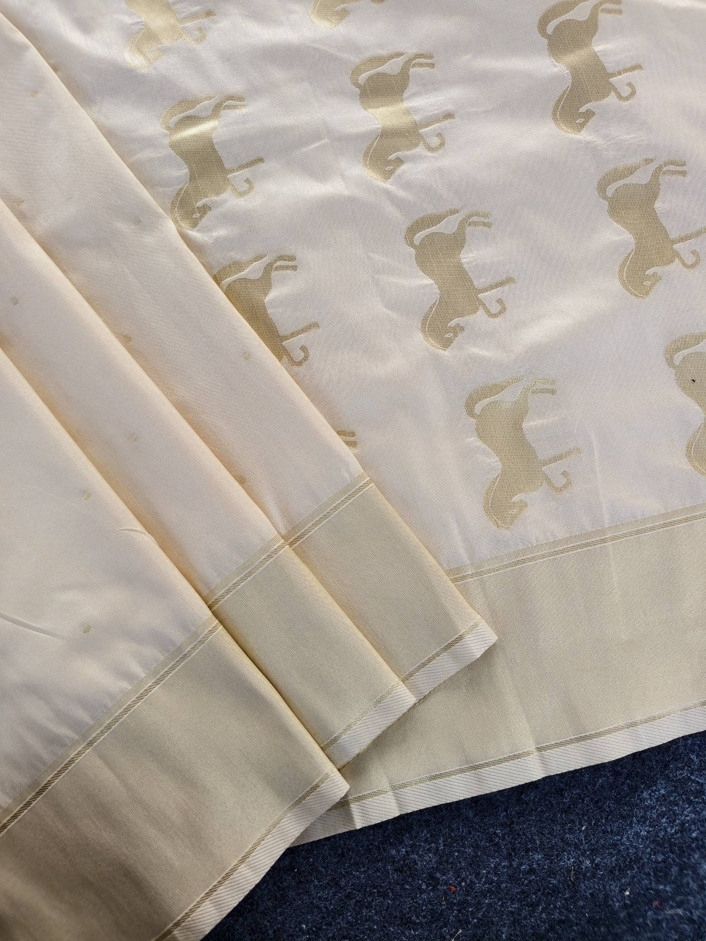 Mameraa Sarees White Silk Blend Zari Banarasi Weaving Saree With Blouse-White