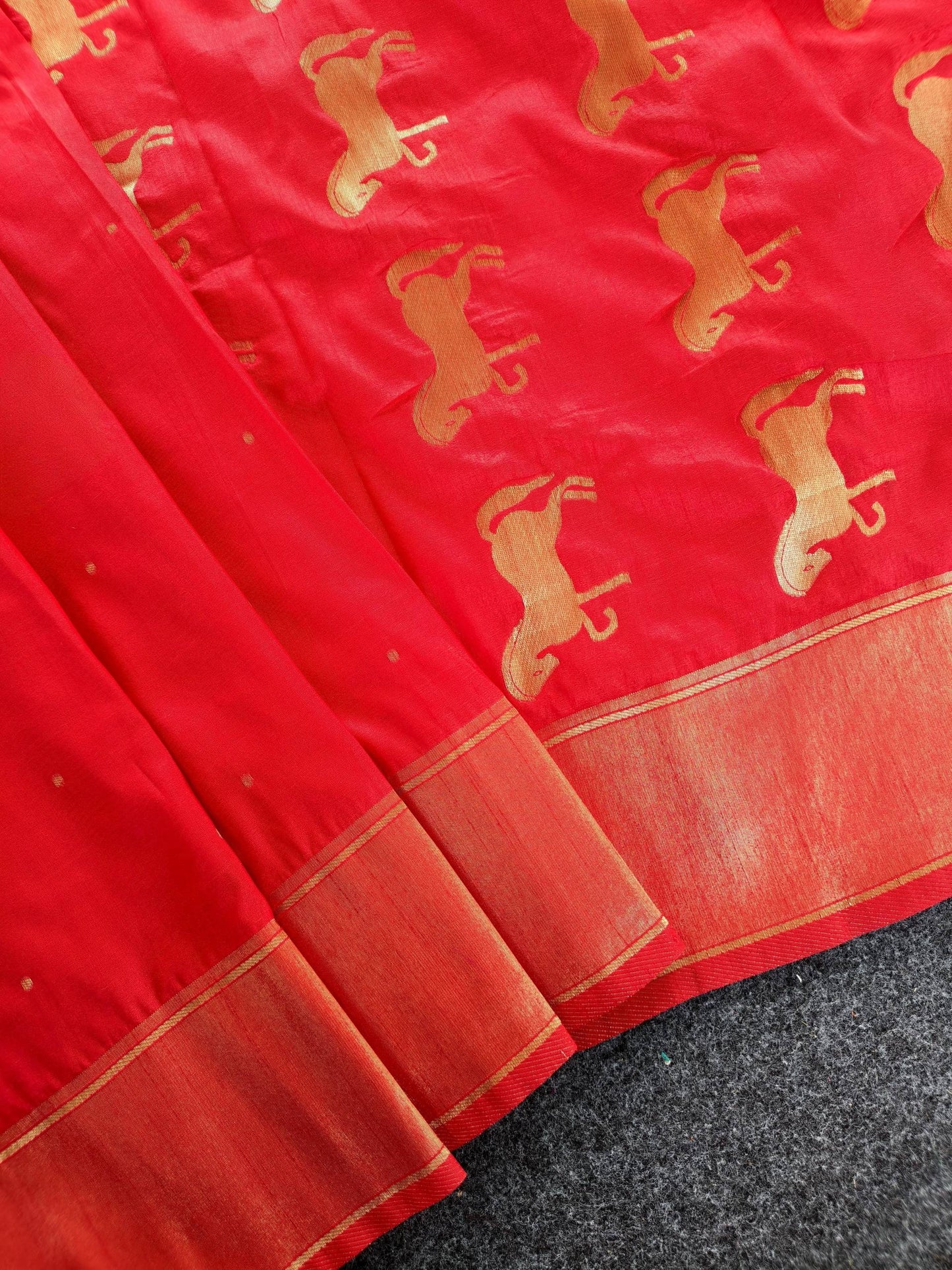 Mameraa Sarees Red Silk Blend Zari Banarasi Weaving Saree With Blouse-Red