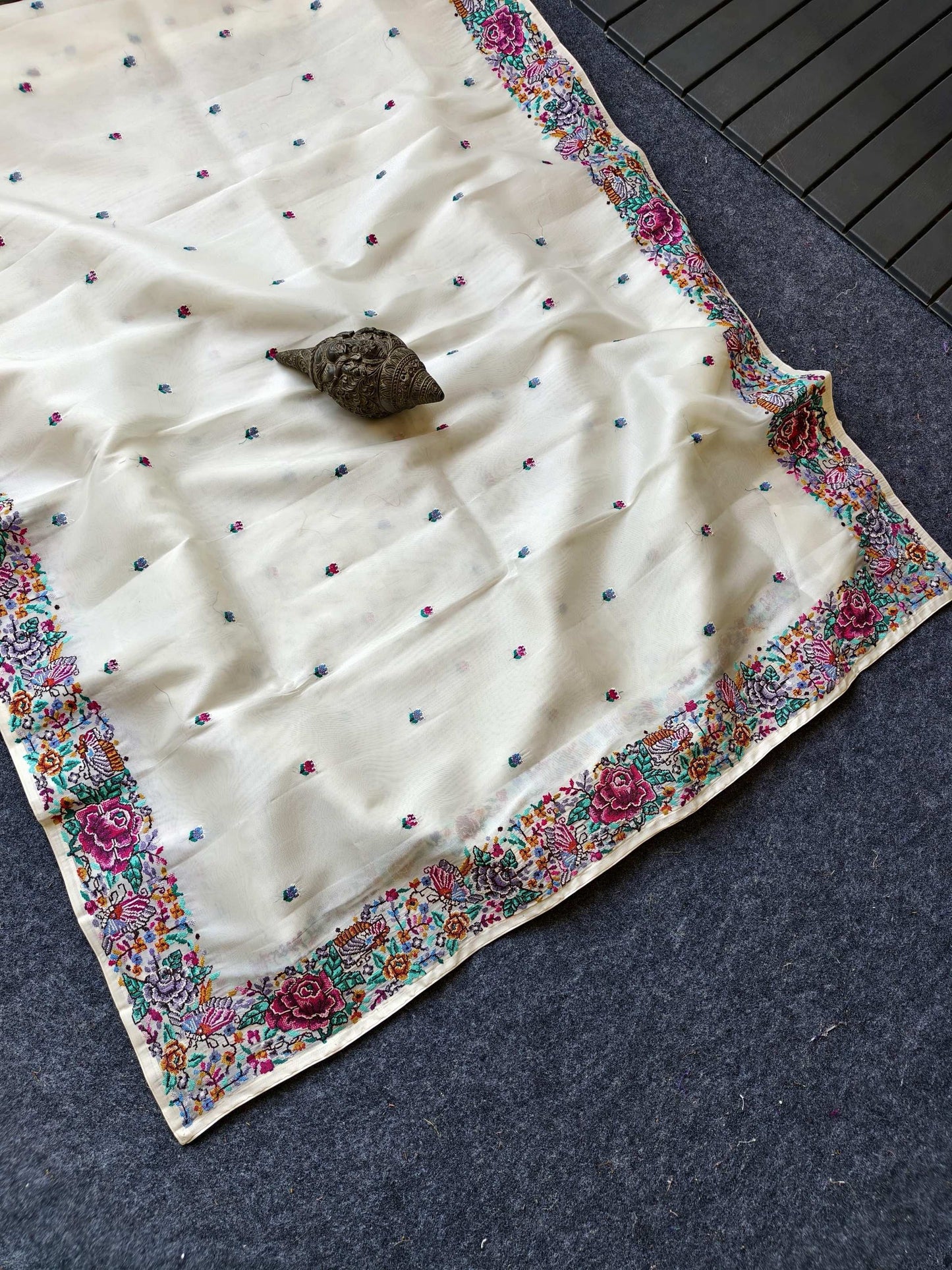 Mameraa Sarees Pure White Tissue Viscose Fabric Saree With Flower Design-White