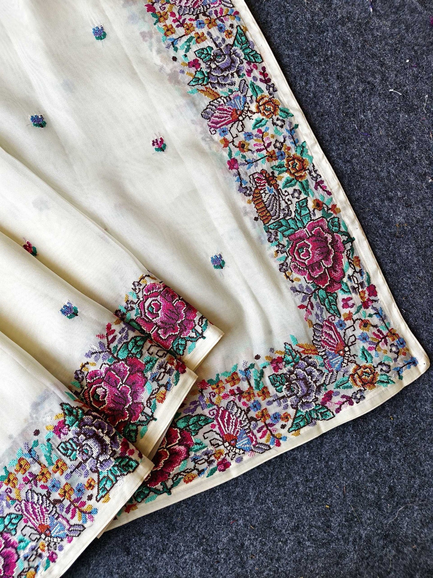 Mameraa Sarees Pure White Tissue Viscose Fabric Saree With Flower Design-White