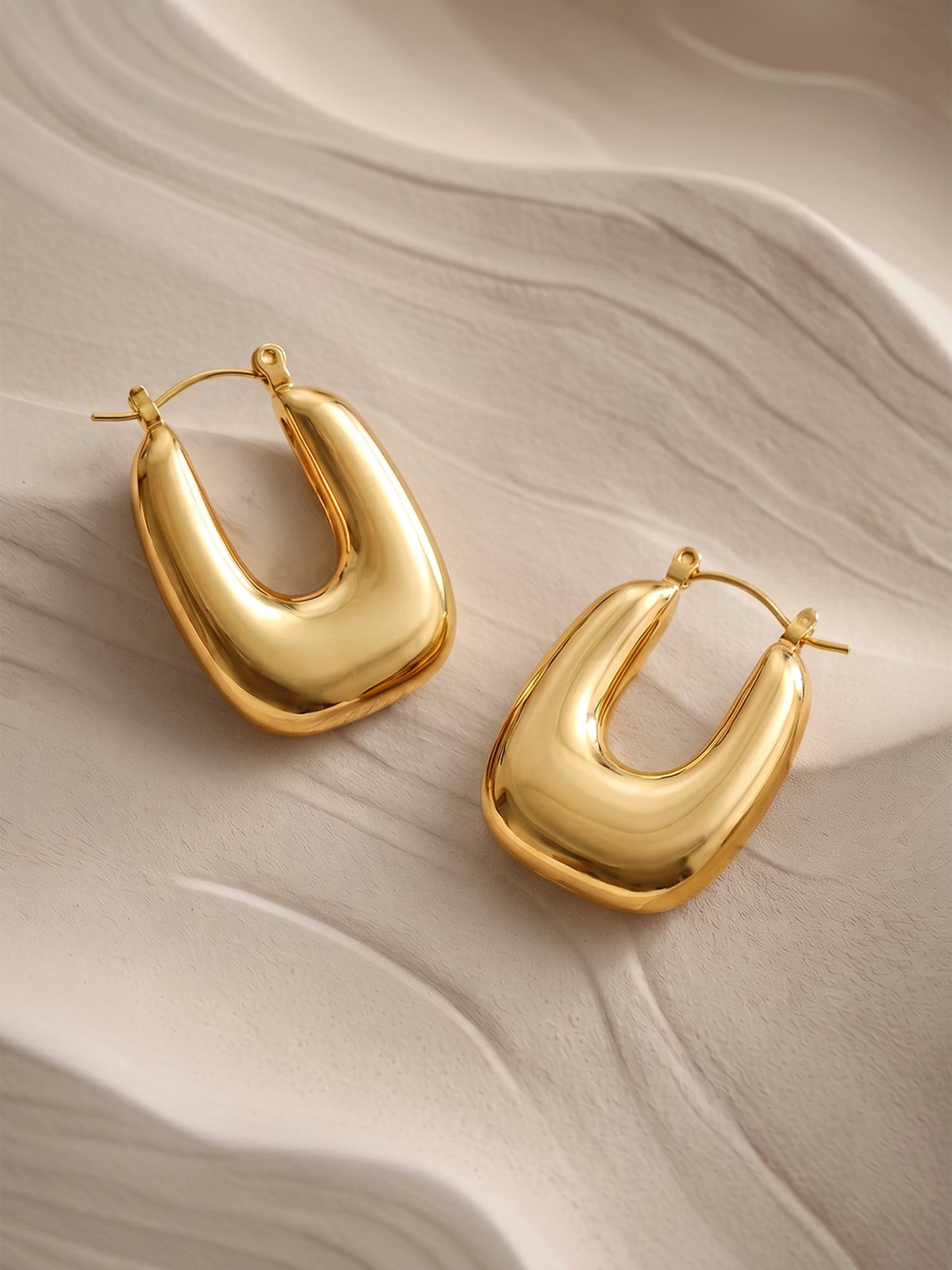 OnnMe by GIVA Sleek Curve Gold Plated Hoop Earrings