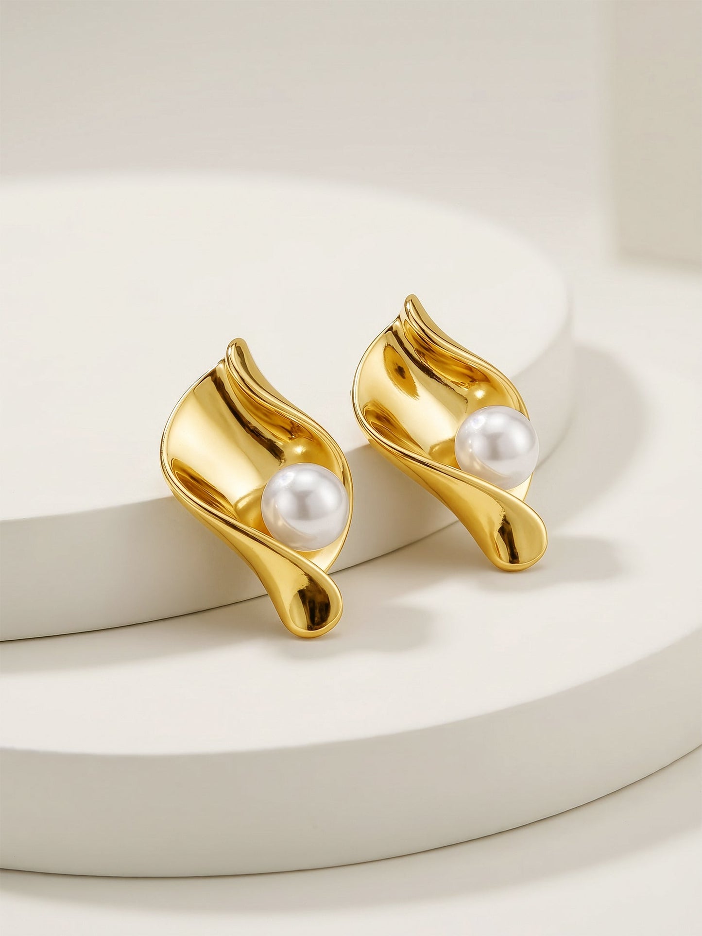 OnnMe by GIVA Pearl Curve Energy Gold Plated Stud Earrings