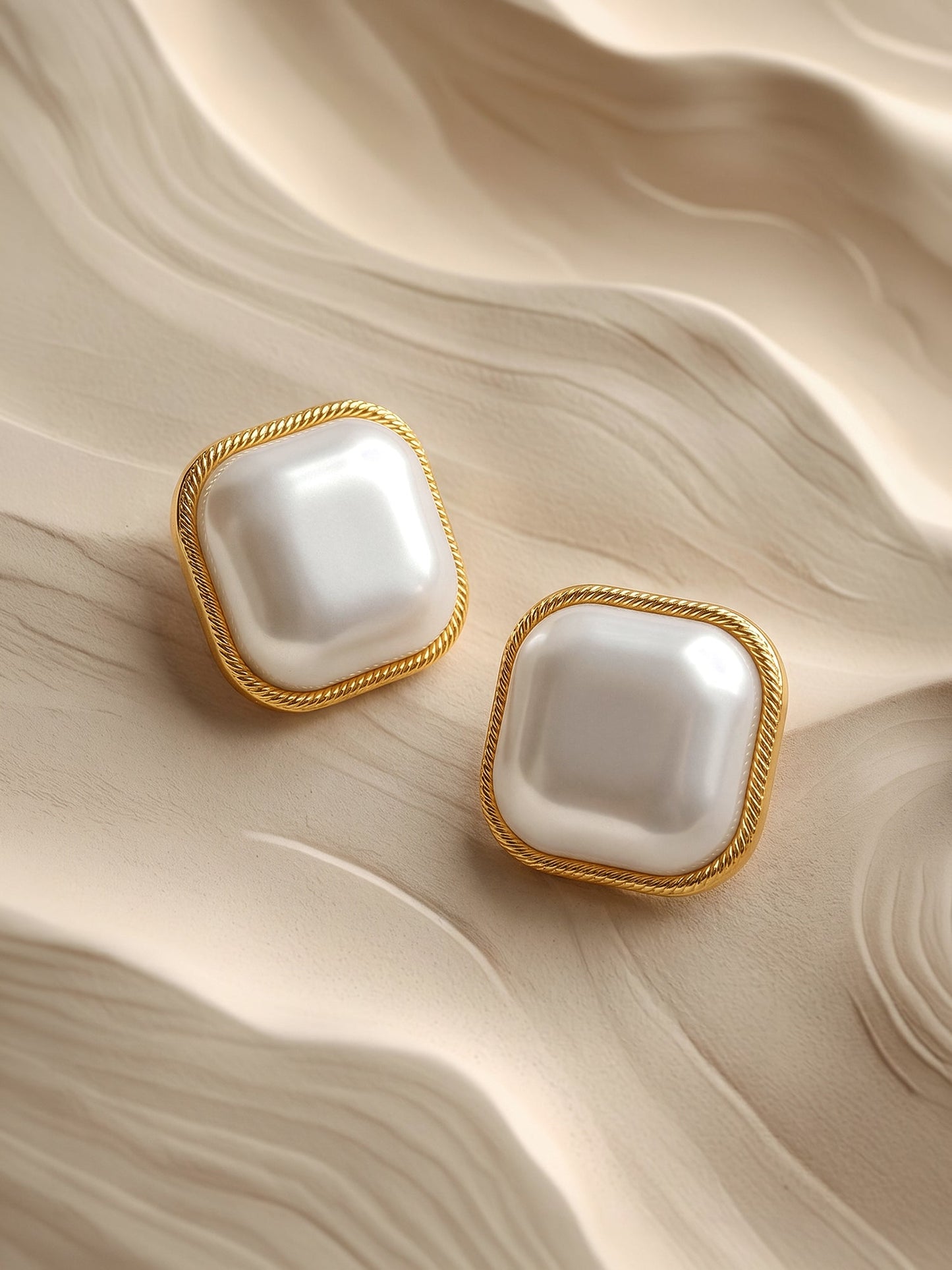 OnnMe by GIVA No Curve Pearl Gold Plated Earrings