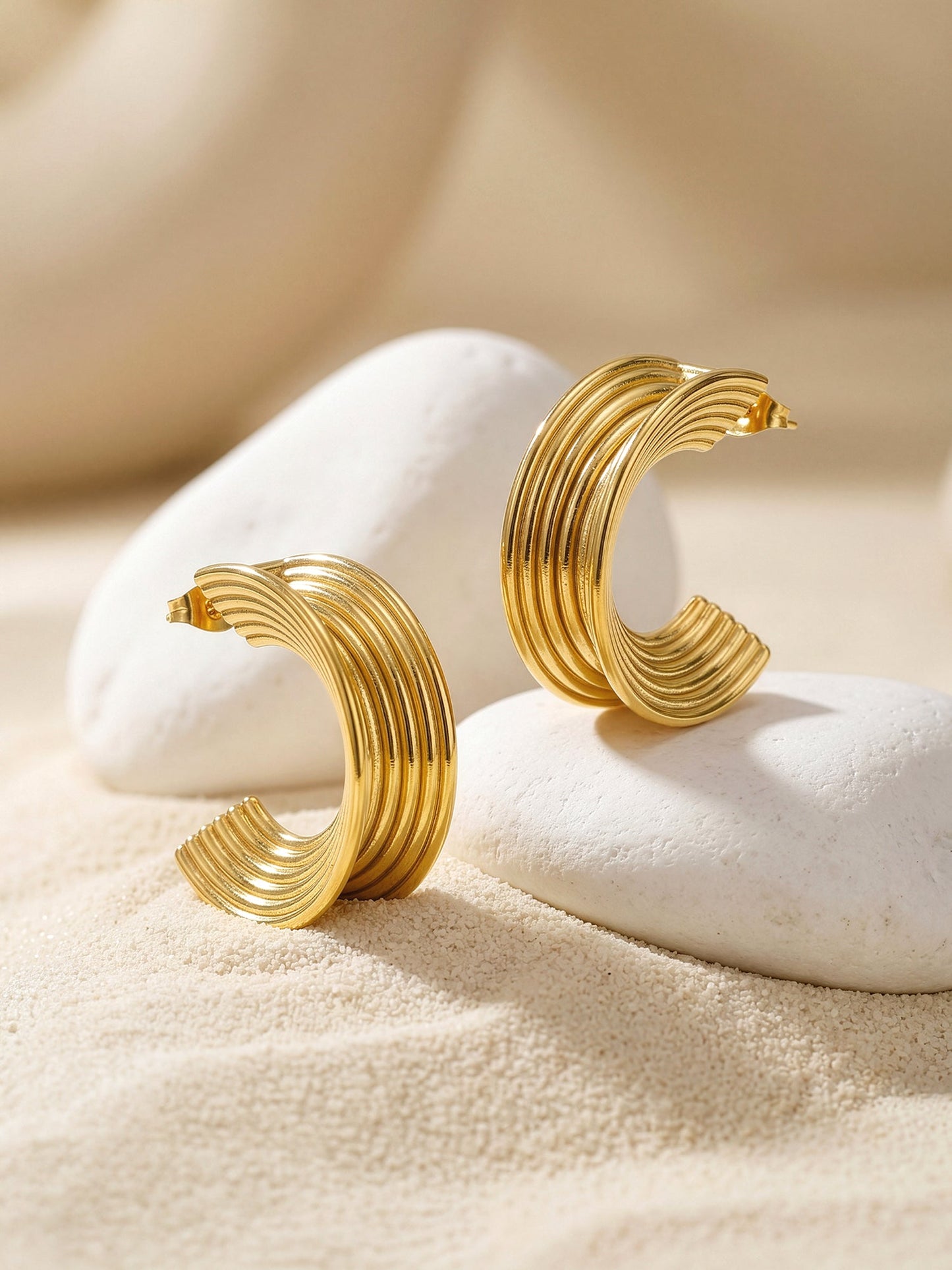 OnnMe by GIVA Ridge Stack Gold Plated Hoop Earrings
