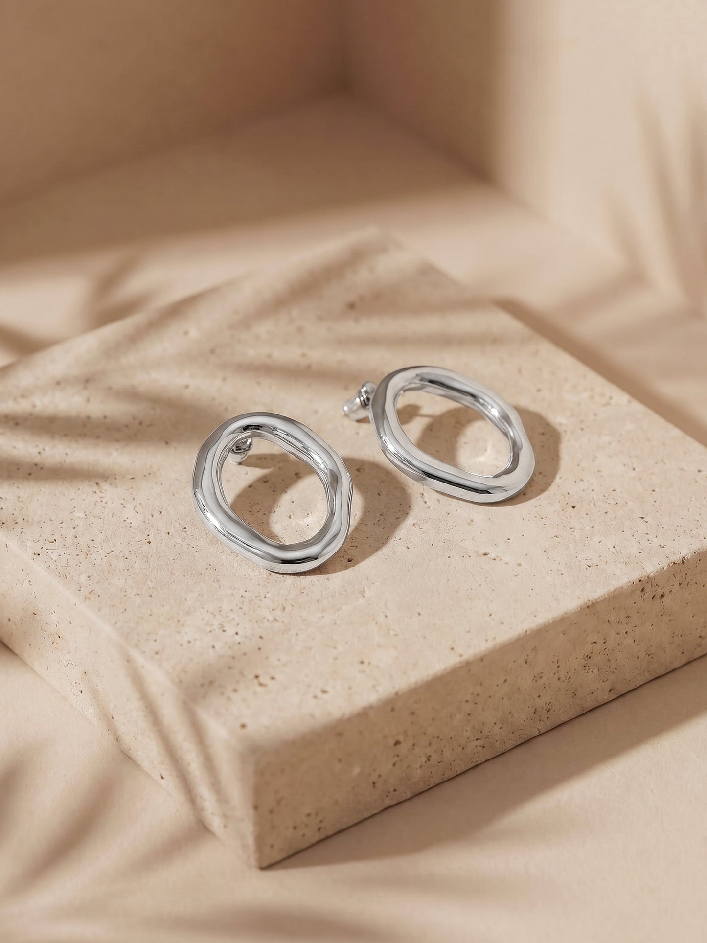OnnMe by GIVA Rounded Edge Stainless Steel Hoop Earrings
