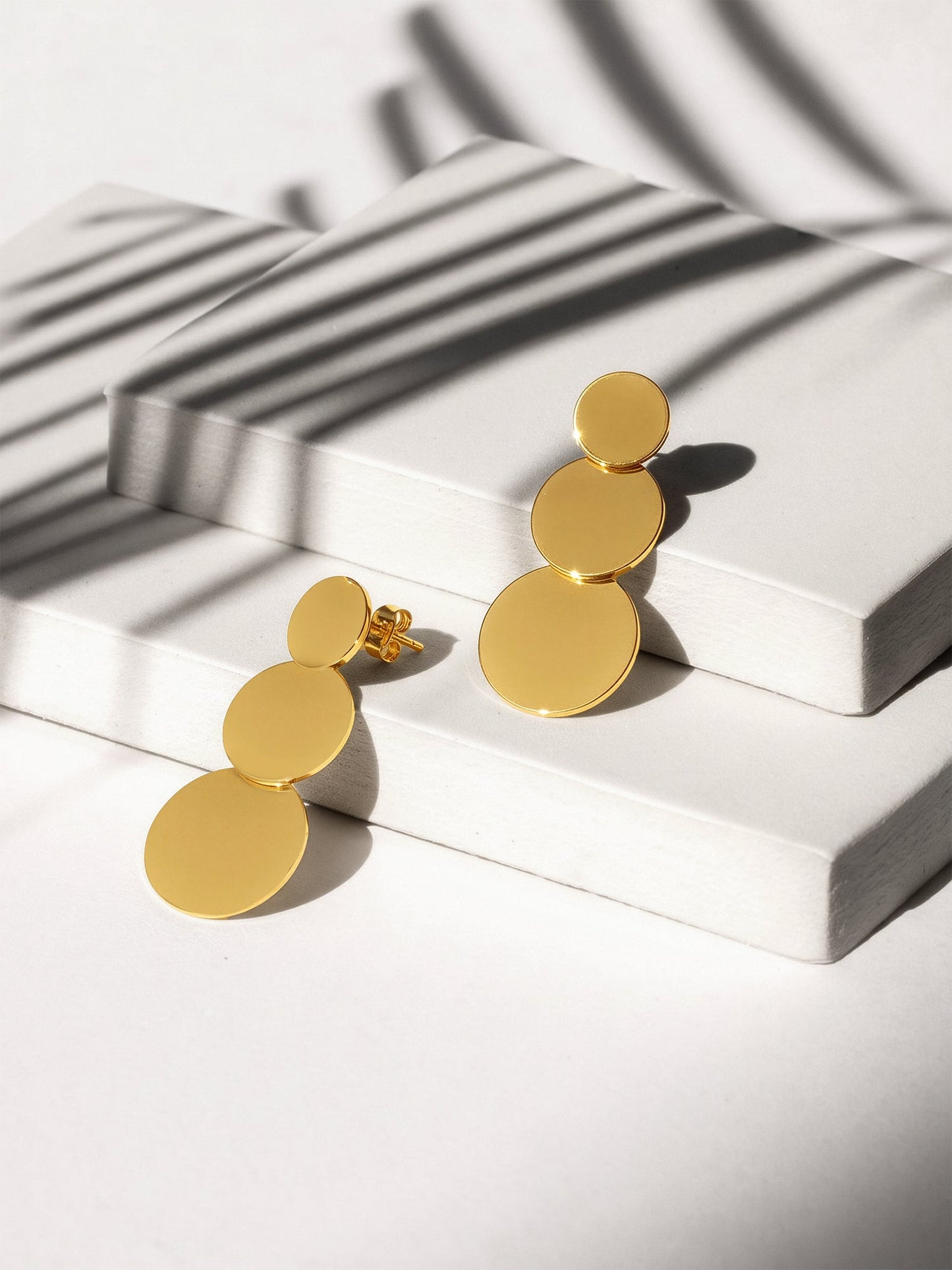 OnnMe by GIVA Melt Disc Gold Plated Earrings