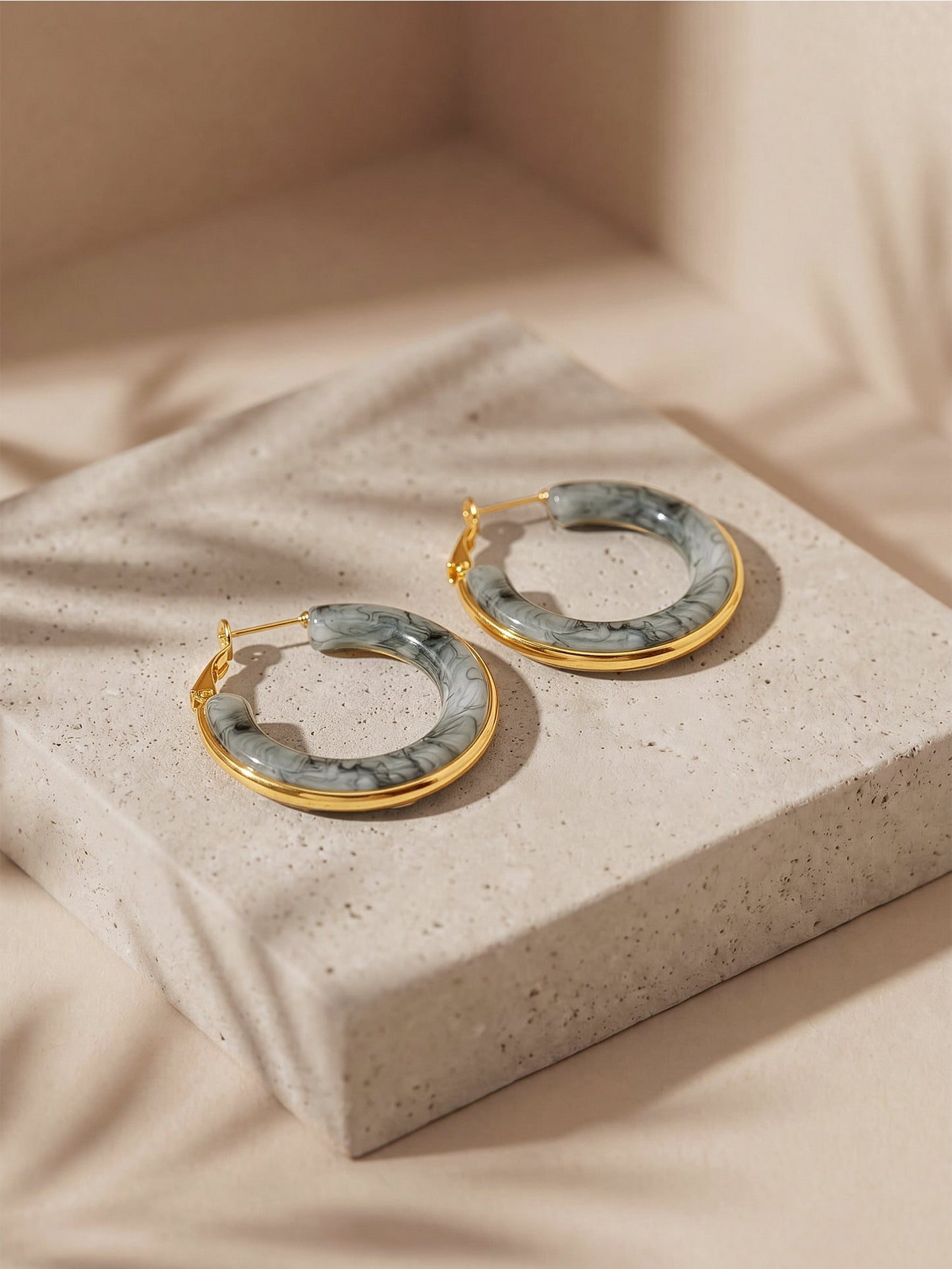 OnnMe by GIVA Marble Edge Gold Plated Hoop Earrings